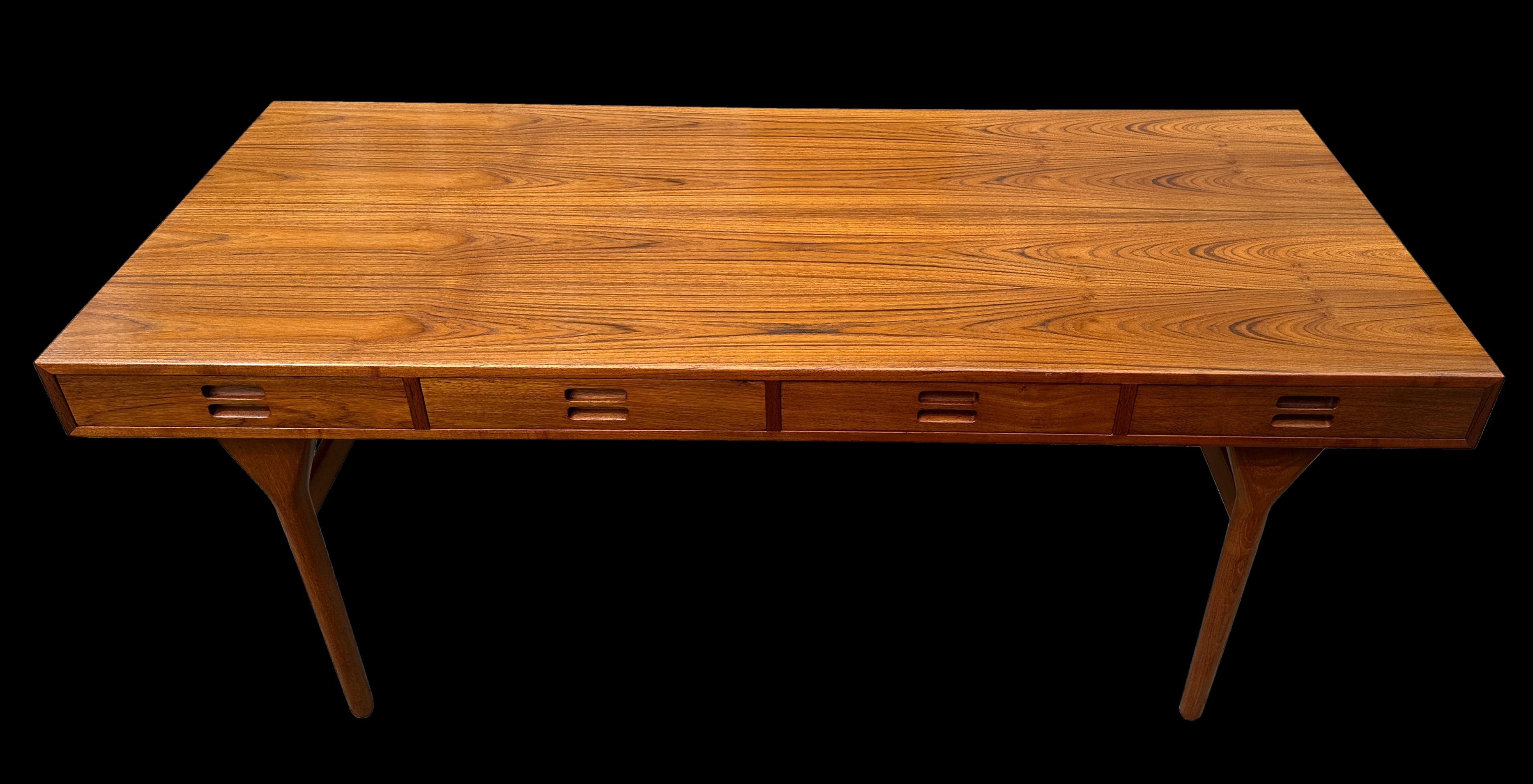 Danois Table de bureau/table à écrire à 4 tiroirs en teck de Nanna Ditzel pour Soren Wiladsen en vente