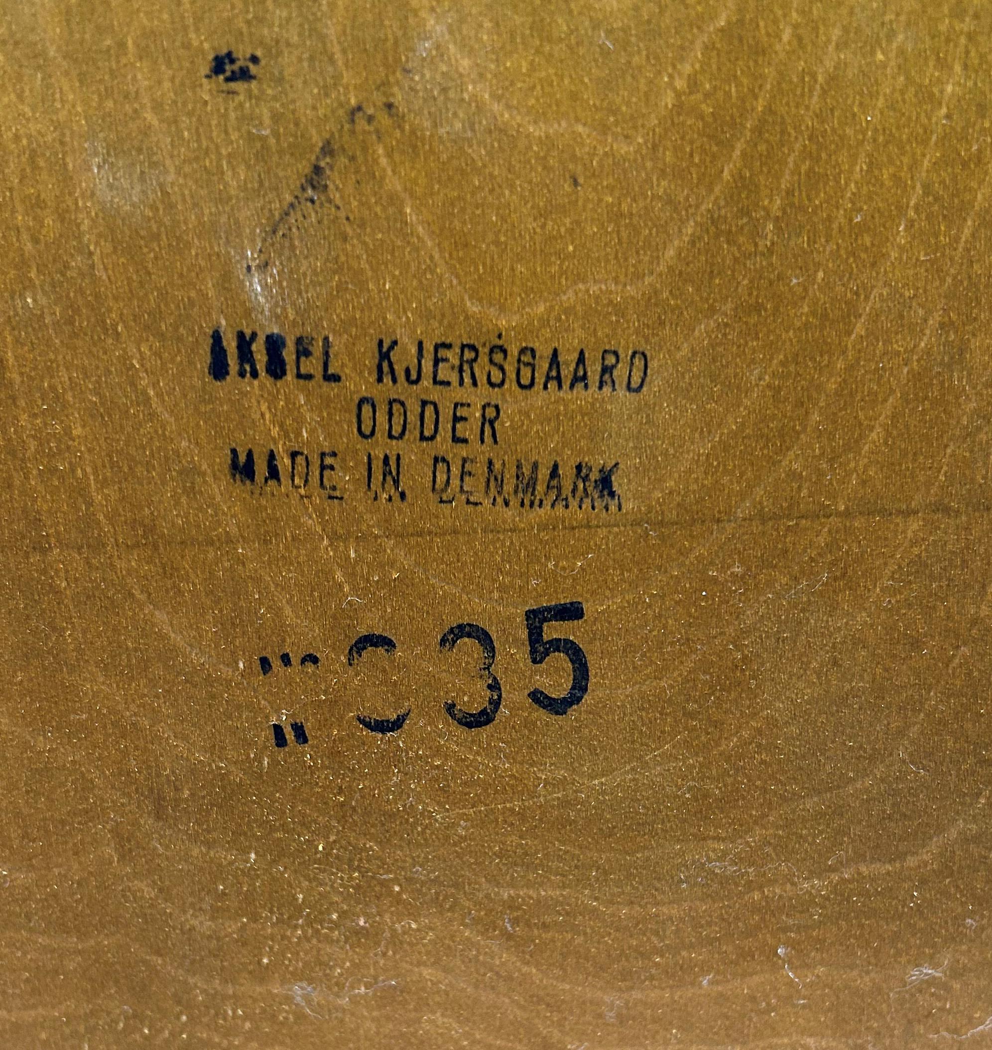Ein stilvolles und nützliches Stück von Aksel Kjersgaard, das gut genug für ein Wohnzimmer aussieht und genügend Stauraum für das Schlafzimmer bietet.
Egal, wofür Sie sich entscheiden, es ist von hervorragender Qualität und befindet sich in einem