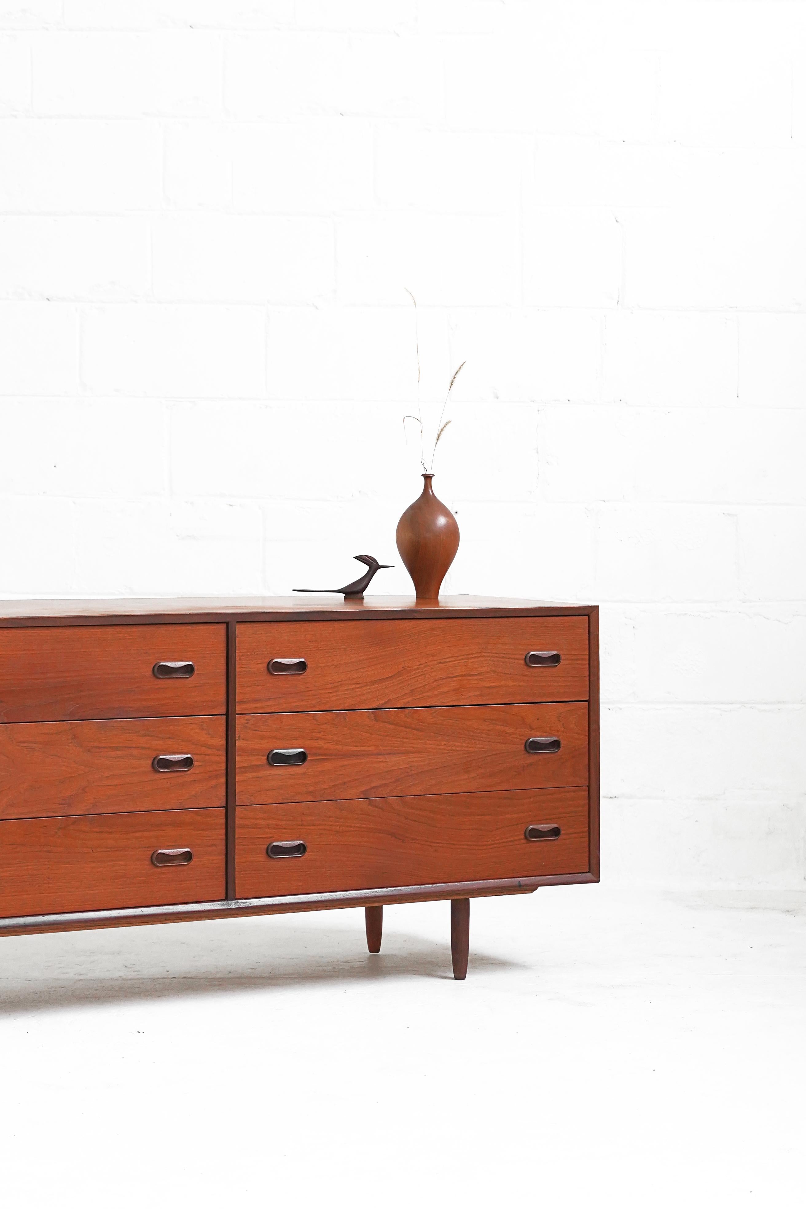 Stunning 6 drawer dresser by well-known Canadian manufacturer, Punch Design. Beautiful details, with solid teak sculptured pulls and dovetail joinery. In overall good vintage original condition with minor wear, shown in photos.