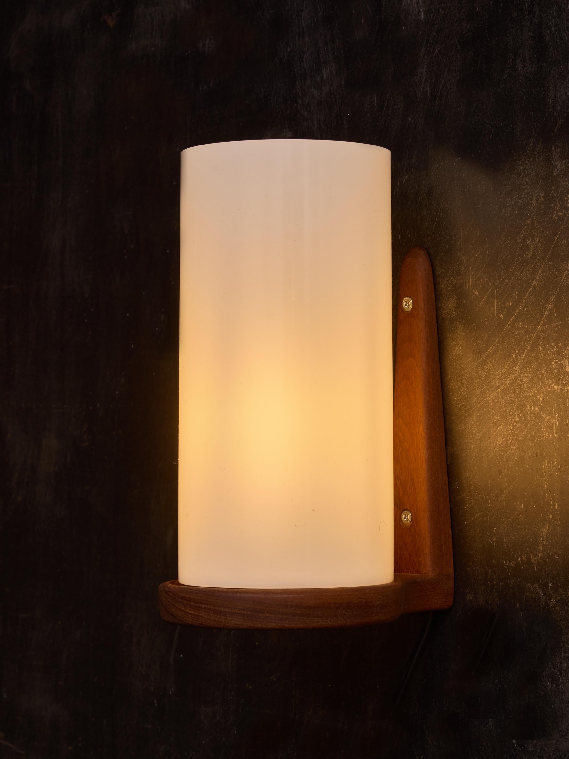 Scandinavo moderno Applique in teak e acrilico di Luxus in vendita