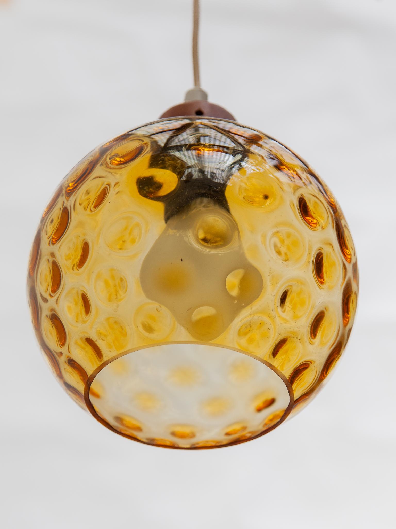 Magnifique  Cadre en teck avec trois coupes en verre ambré, lustre Cascade fabriqué au Danemark dans les années 1950.