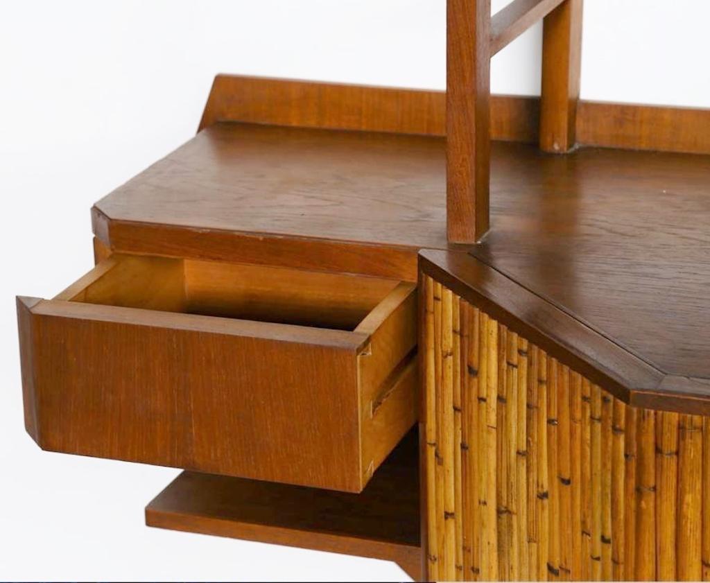 Moderner Schreibtisch aus Teakholz und Bambus aus der Mitte des Jahrhunderts, Osvaldo Borsani zugeschrieben (Moderne der Mitte des Jahrhunderts) im Angebot