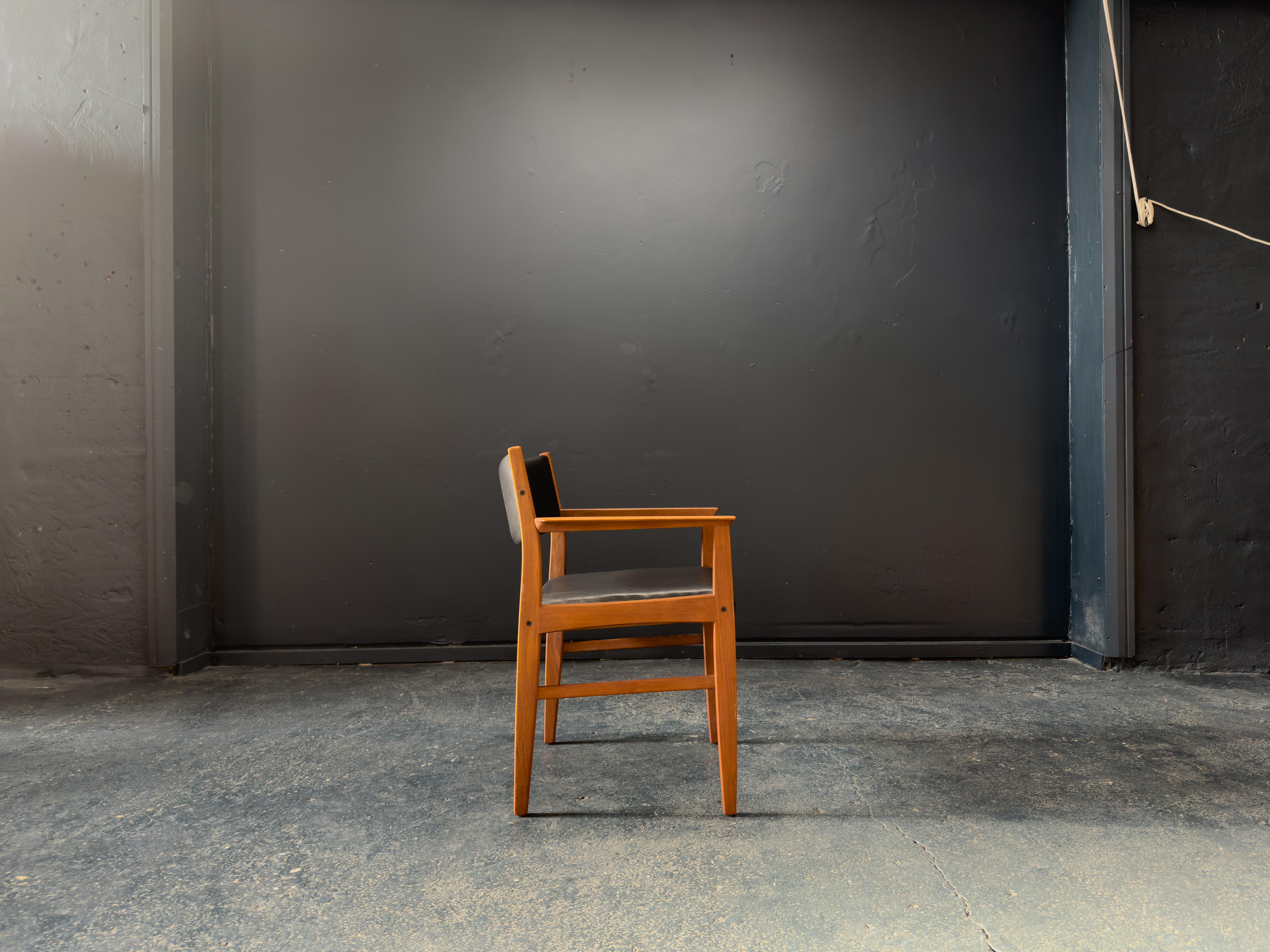 Mid-Century moderno Sedia Carver in teak e pelle nera in vendita