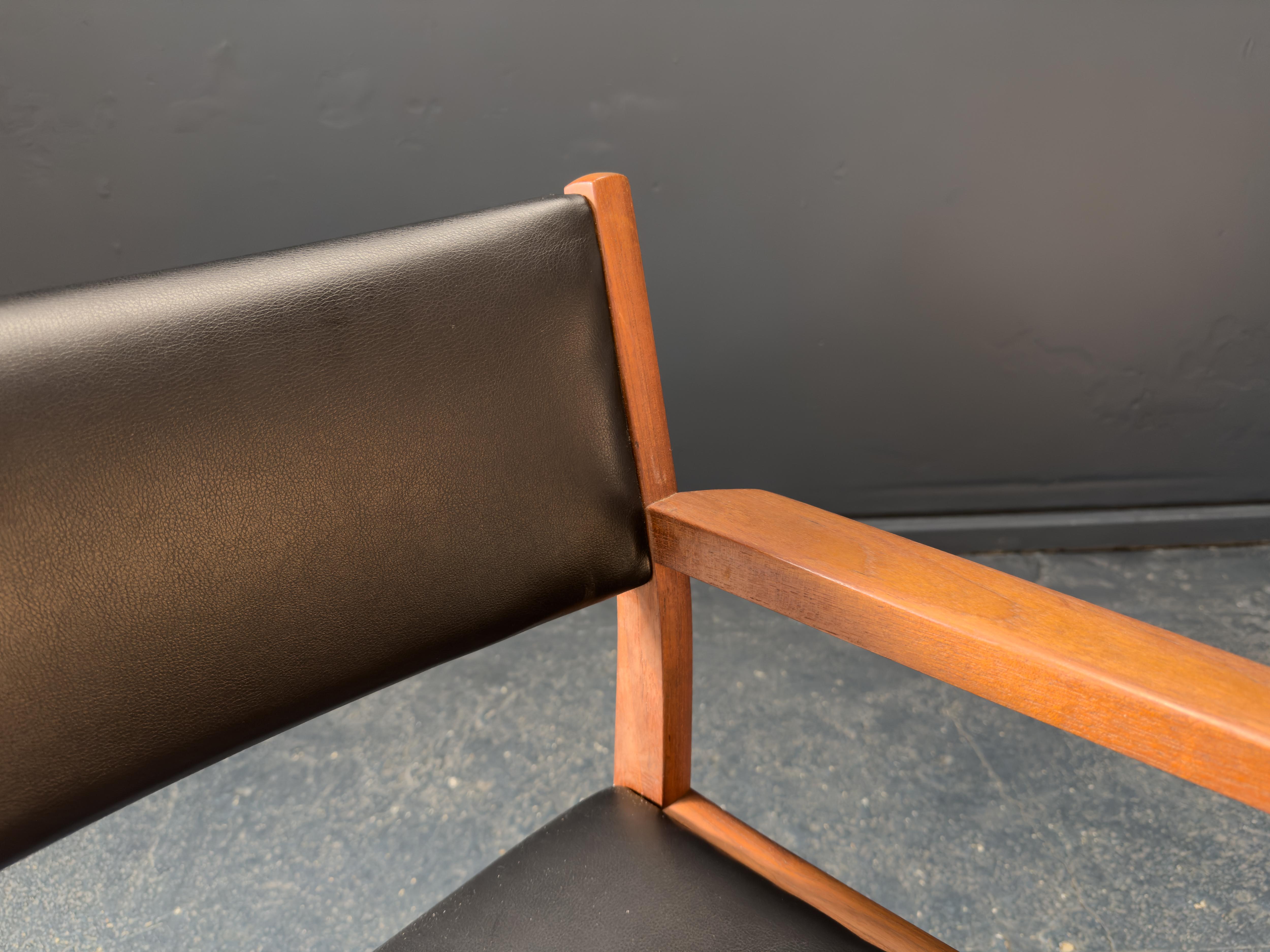 XX secolo Sedia Carver in teak e pelle nera in vendita