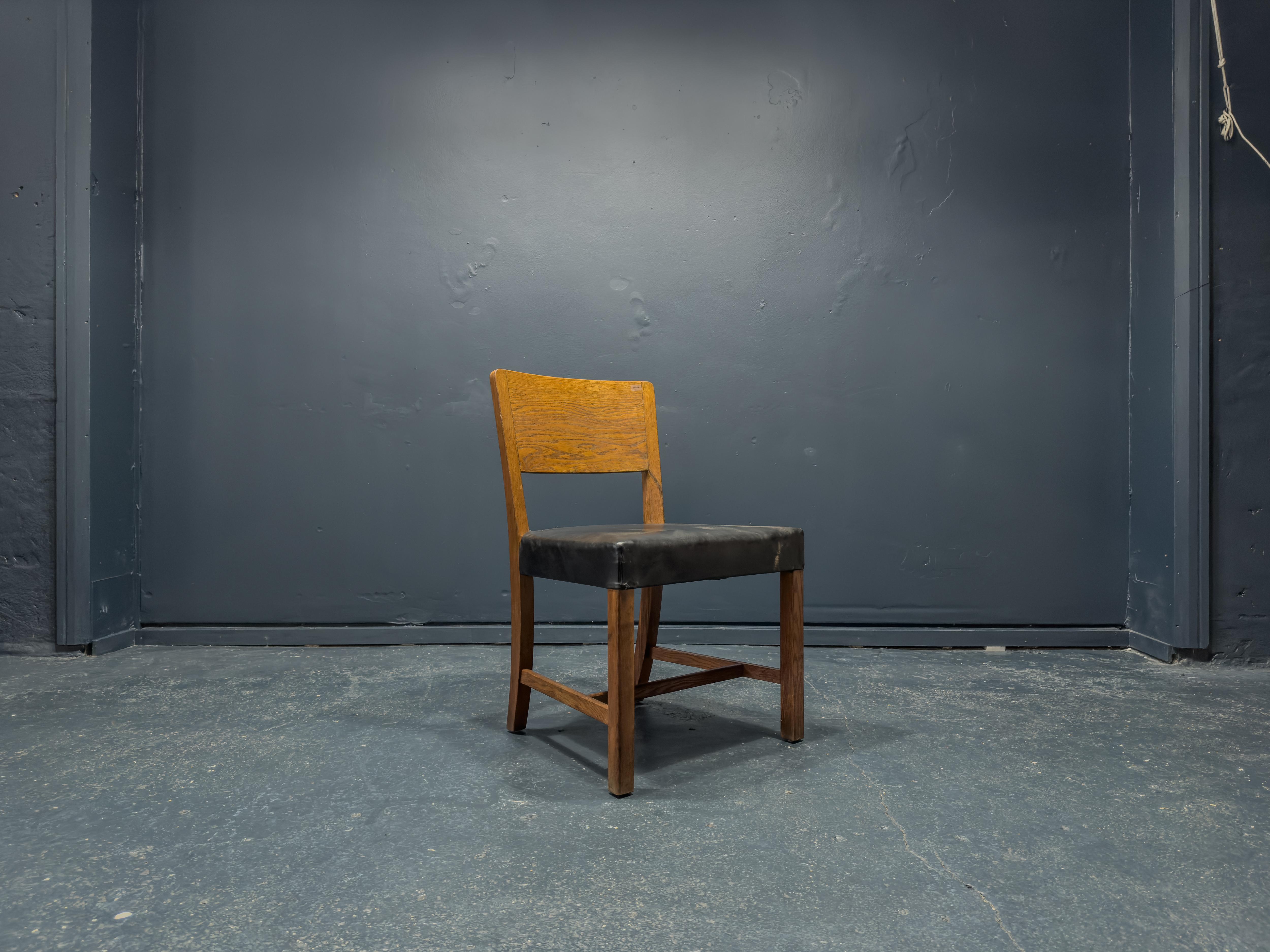 This great chair is full of character with a wonderful upholstered black leather seat. It features a strong teak frame with simple squared legs, contrasted by the slightly curved backrest. The backrest is a wonderful solid teak with rich warm tone