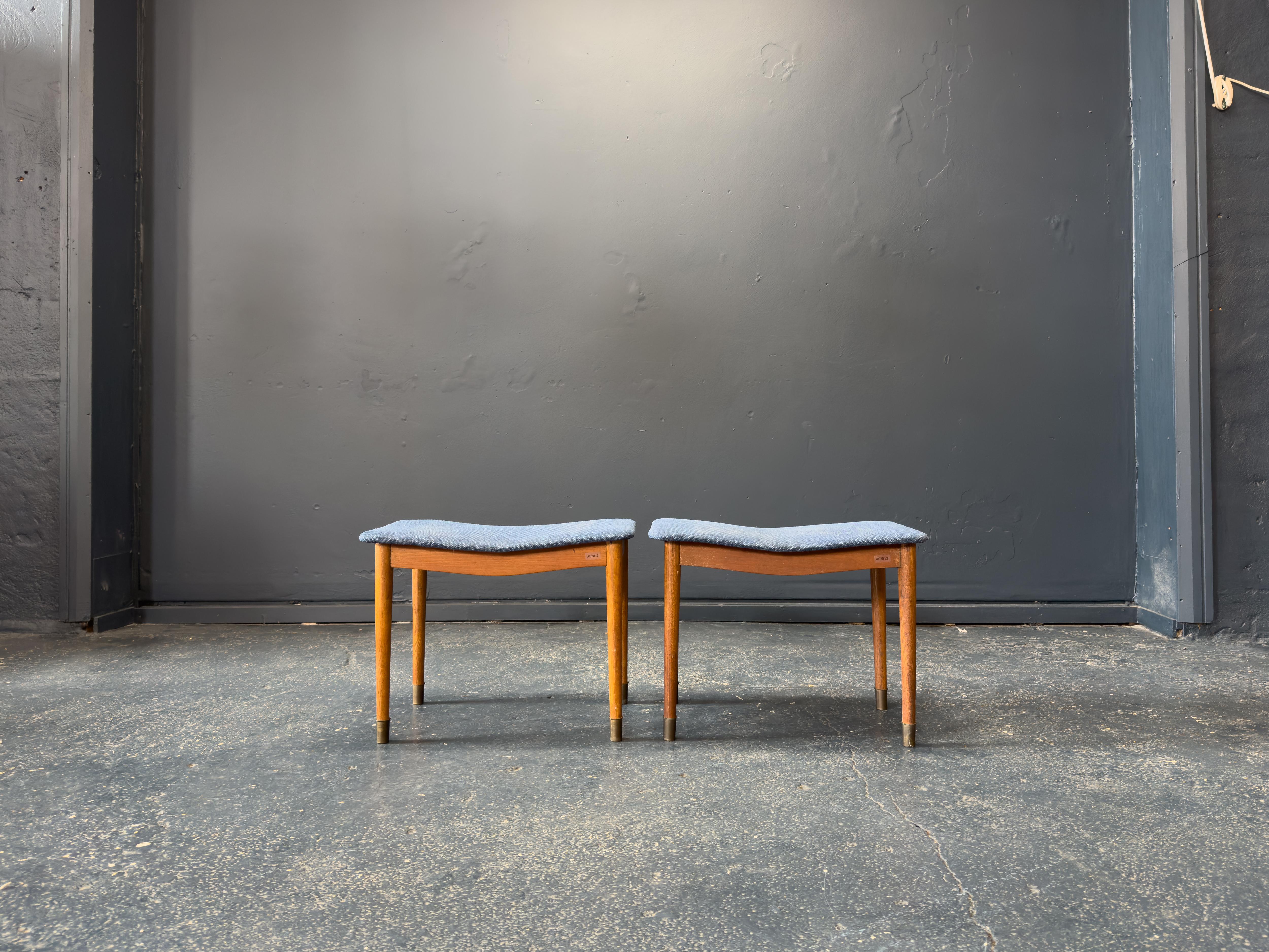 Questo elegante  Lo sgabello imbottito incarna la semplicità e la maestria del design danese di metà secolo. Caratterizzato da un'elegante struttura in teak massiccio, lo sgabello è definito da gambe affusolate e bordi dolcemente curvi, che creano