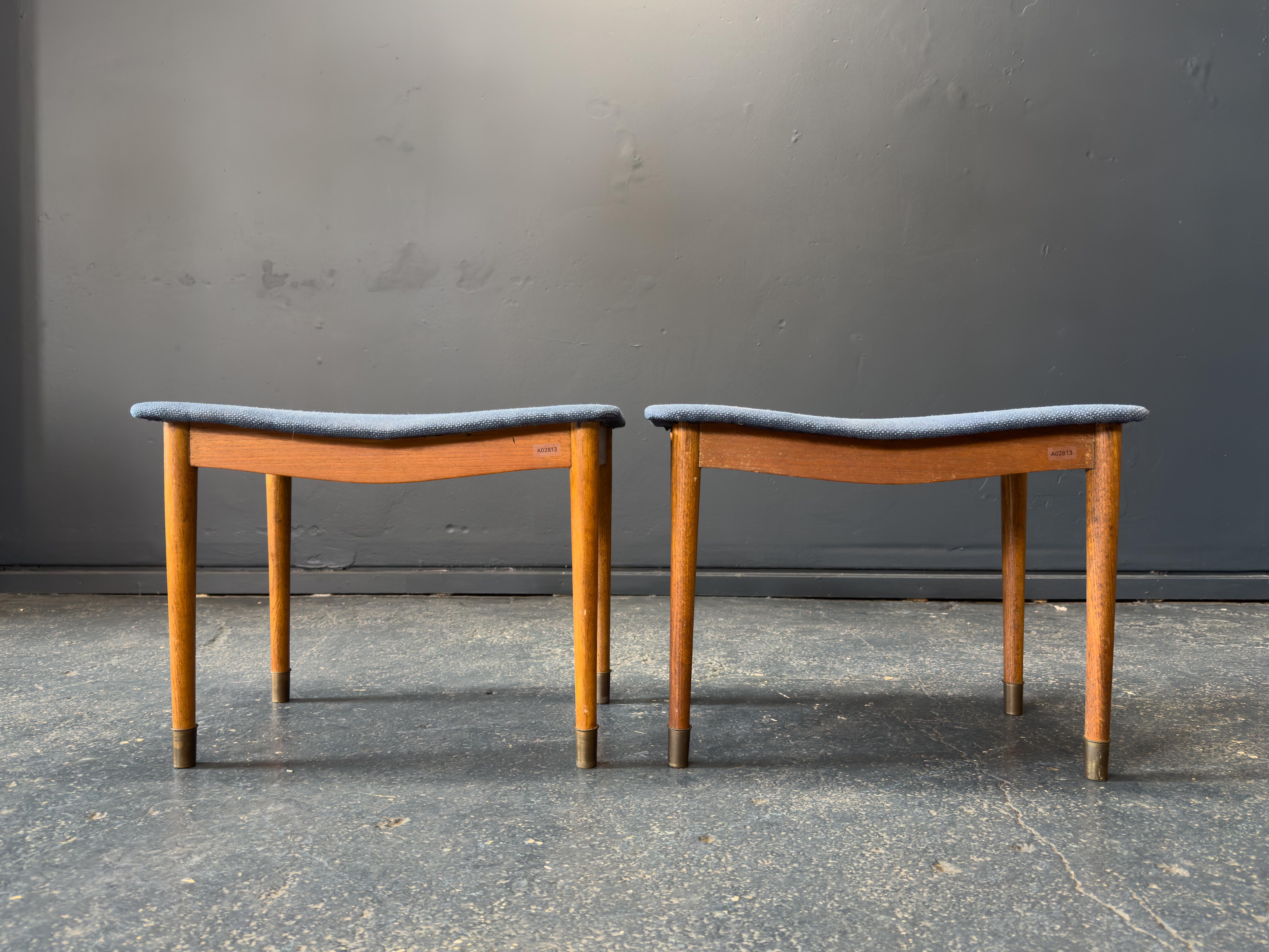 Mid-Century moderno Sgabello imbottito in teak e blu in vendita