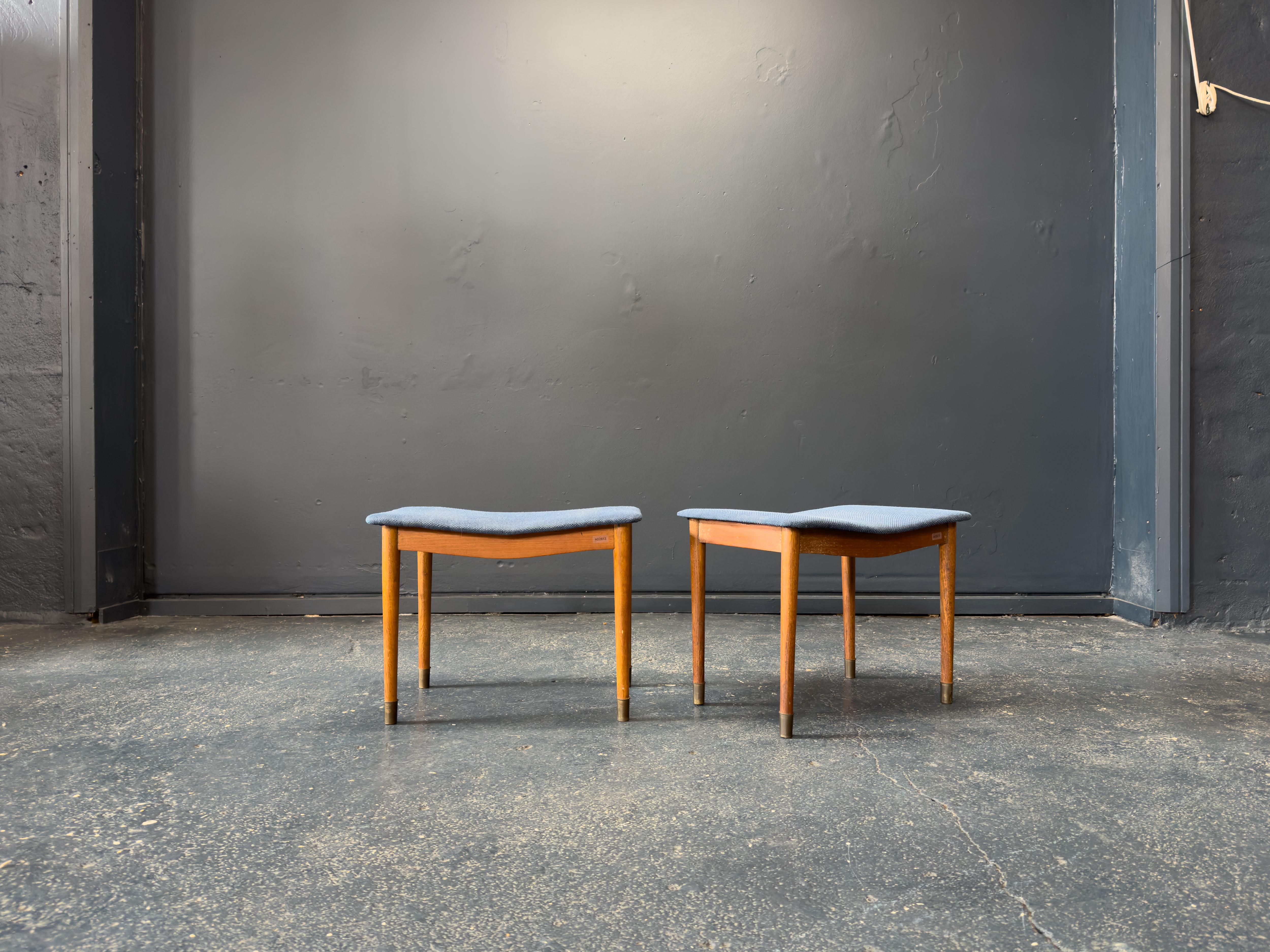 Danese Sgabello imbottito in teak e blu in vendita