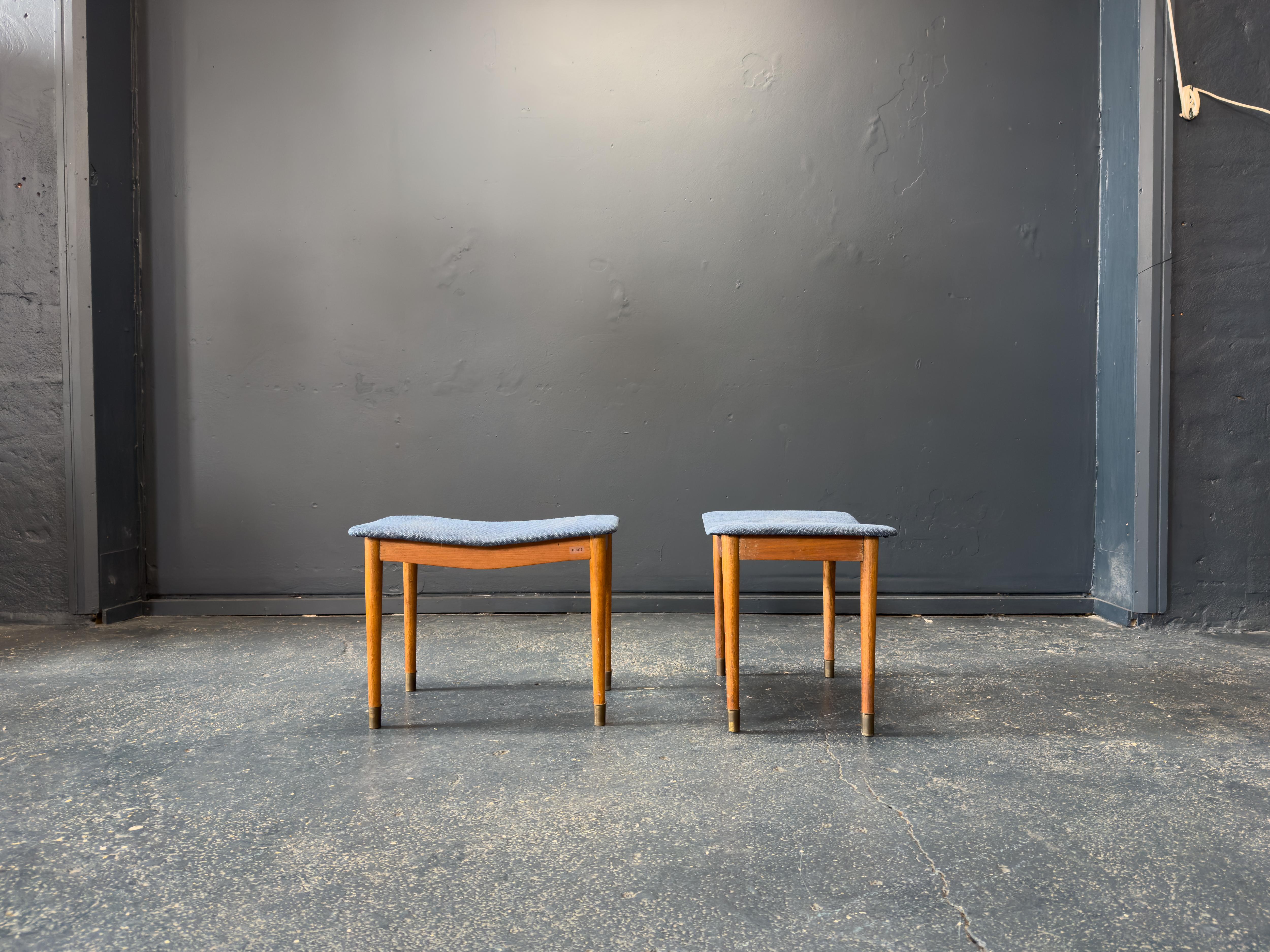 Sgabello imbottito in teak e blu In condizioni buone in vendita a London, GB