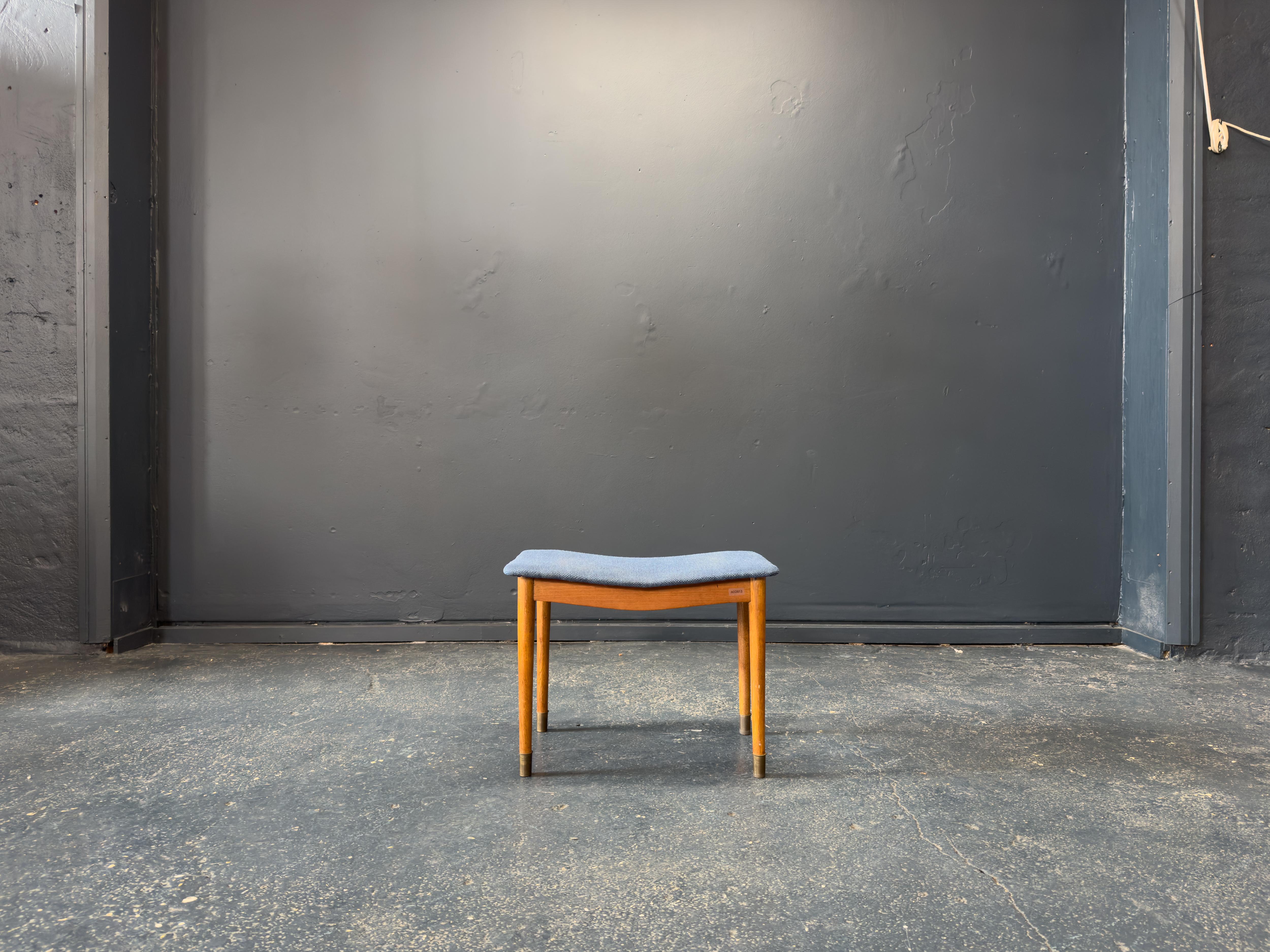 Teak Sgabello imbottito in teak e blu in vendita