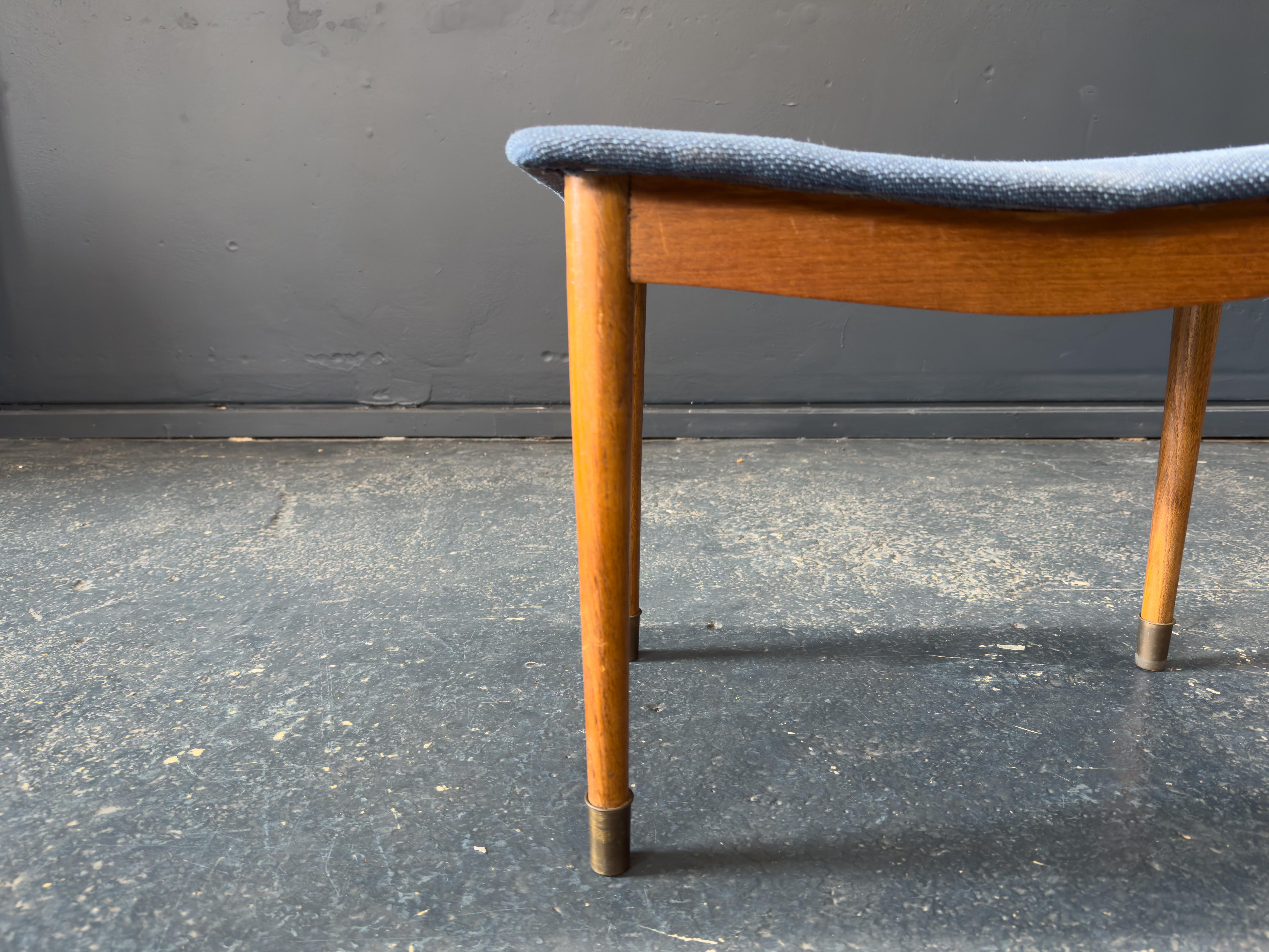 Sgabello imbottito in teak e blu in vendita 1