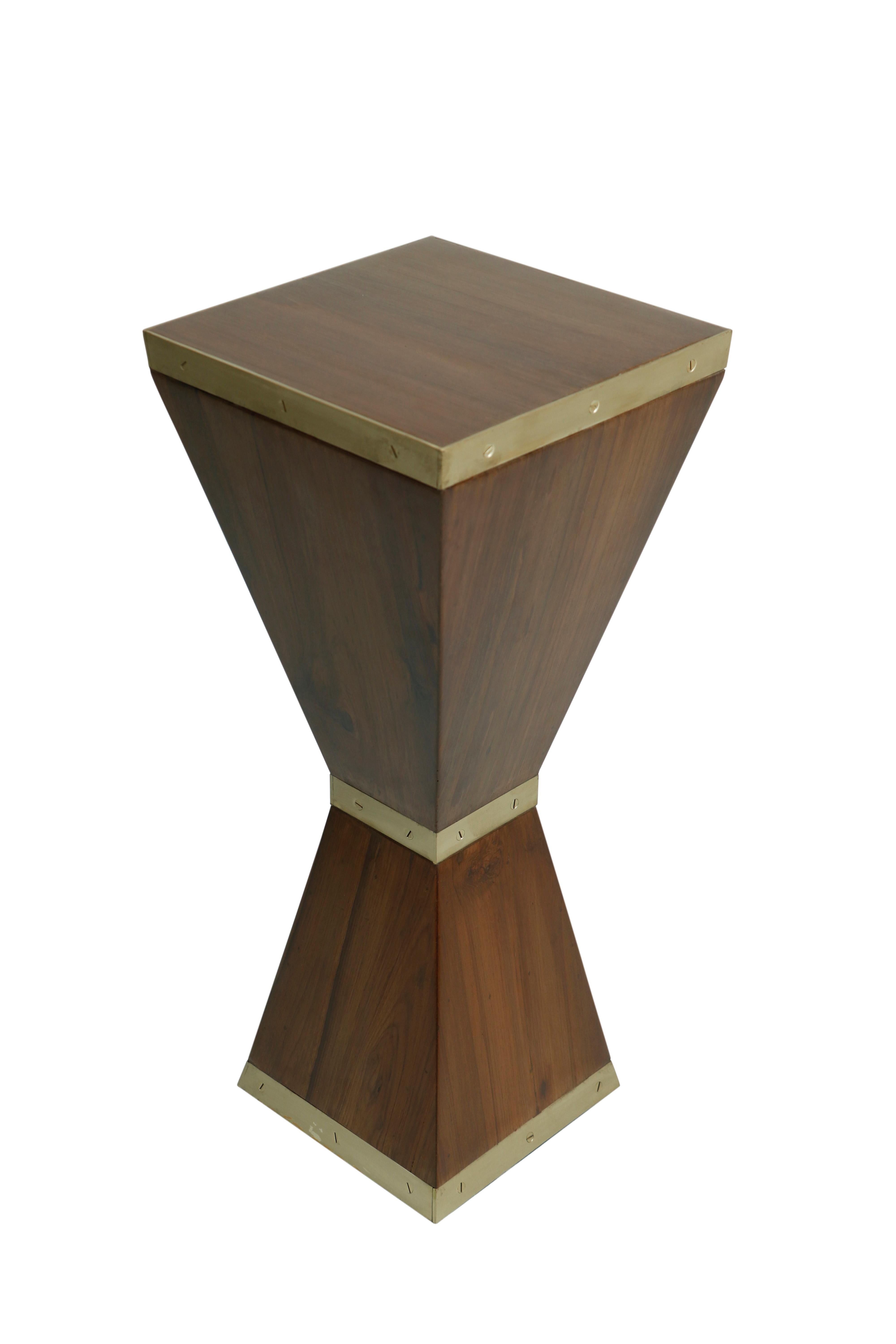 Table à boissons ou table d'appoint sculpturale en teck et laiton de Deborah Lockhart Phillips.  Deux formes pyramidales inversées avec la section supérieure de 13