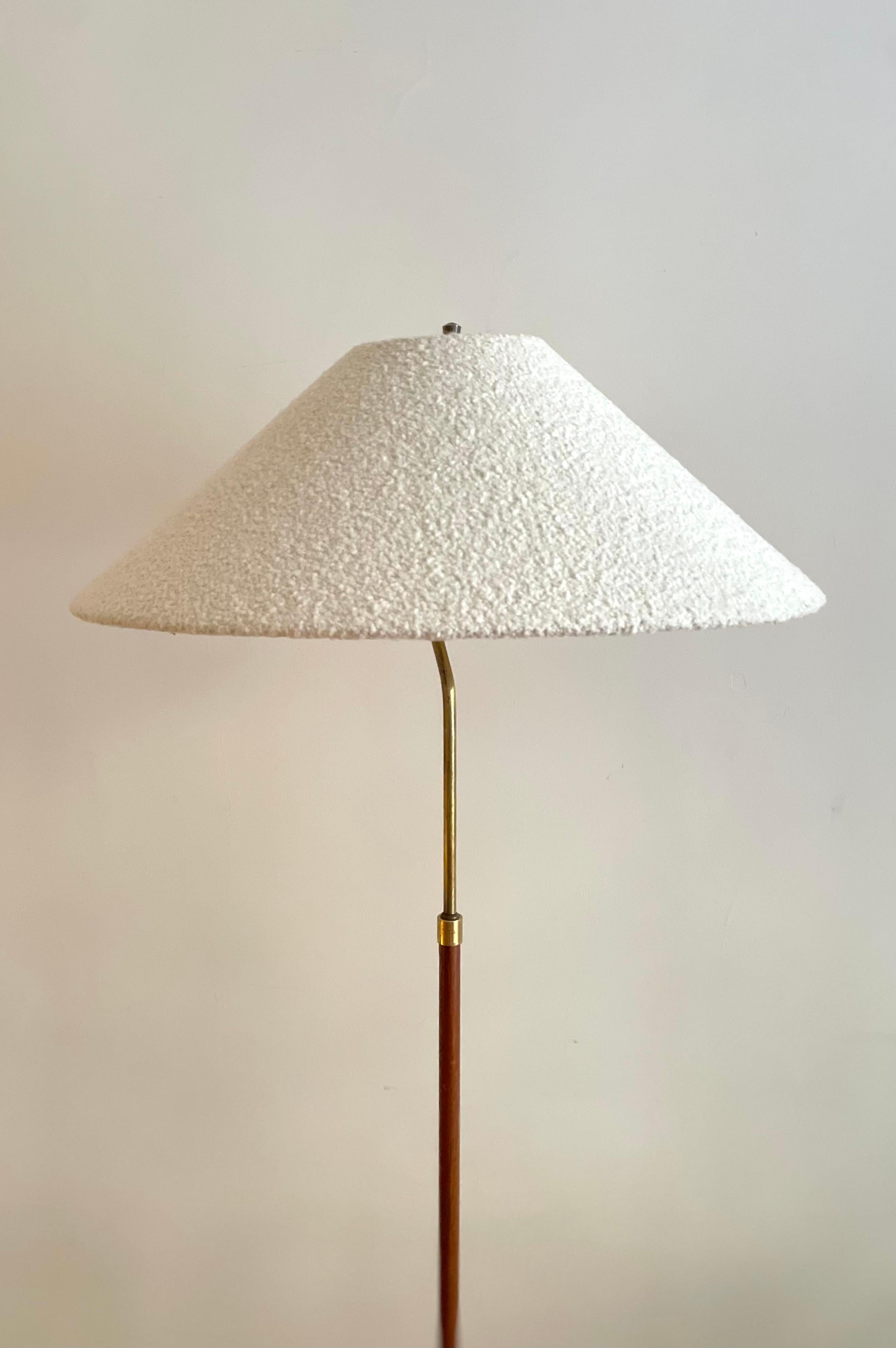 Stehlampe, hergestellt von Bergboms. Struktur aus Teakholz und Messing. Bouclé-Lampenschirm. Schweden, 1960er Jahre.

Durchmesser: 54cm
Höhe: 160cm

Bergboms war ein 1940 gegründeter schwedischer Hersteller modernistischer Leuchten, der für die