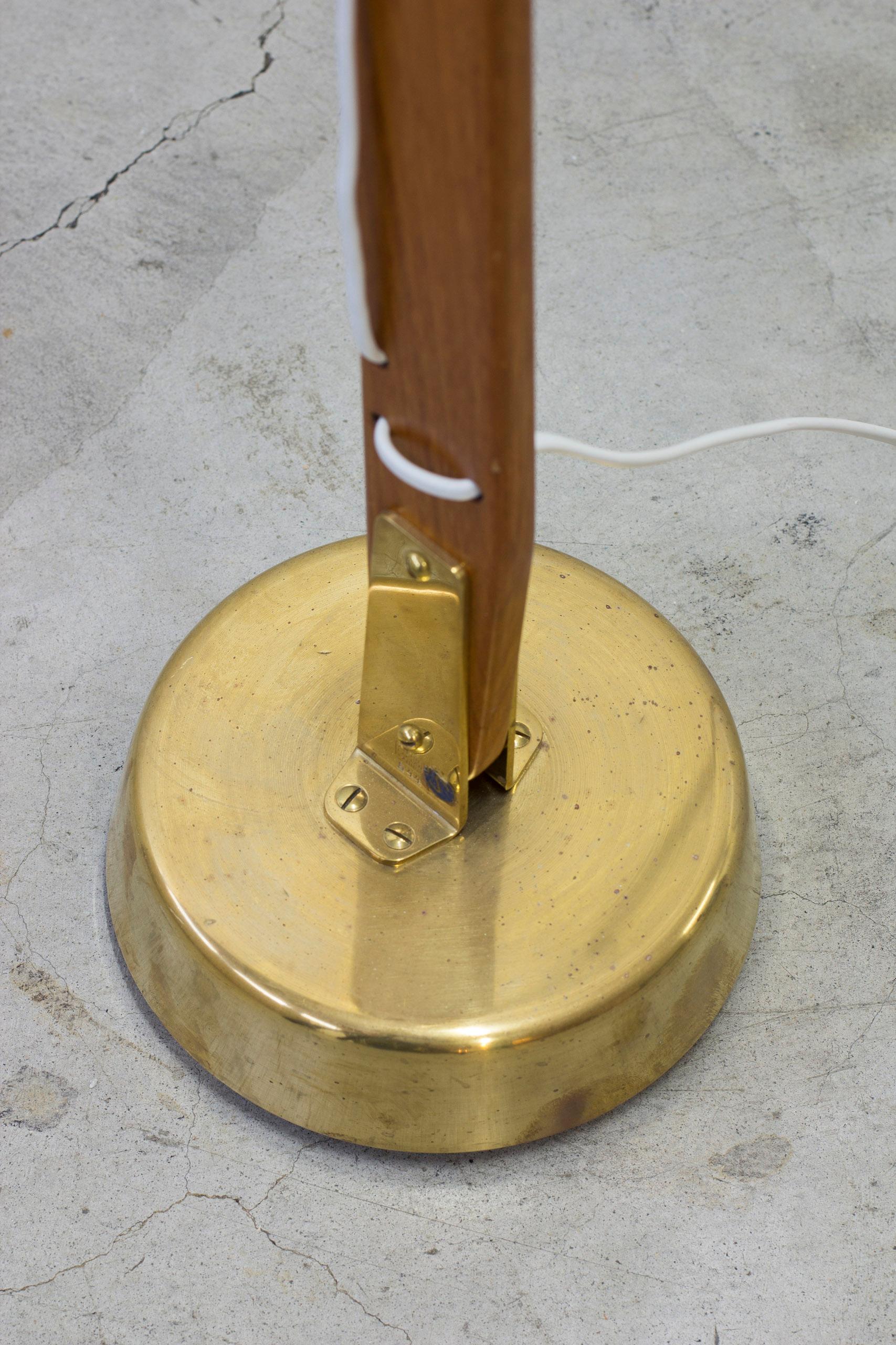 Teak and brass floor lamp model 544 by Hans Bergström, Ateljé Lyktan, Sweden 3