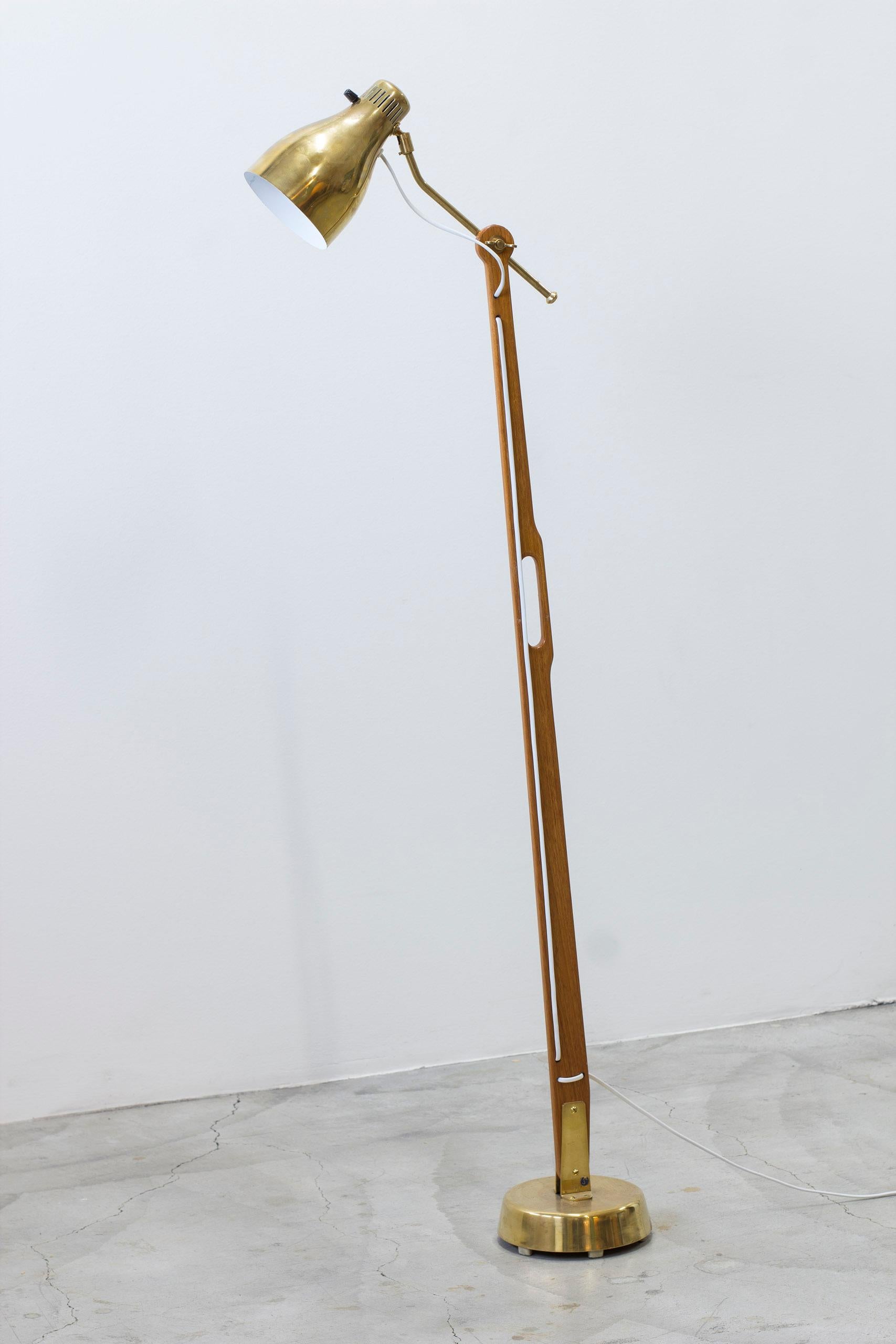 Scandinavian Modern Teak and brass floor lamp model 544 by Hans Bergström, Ateljé Lyktan, Sweden