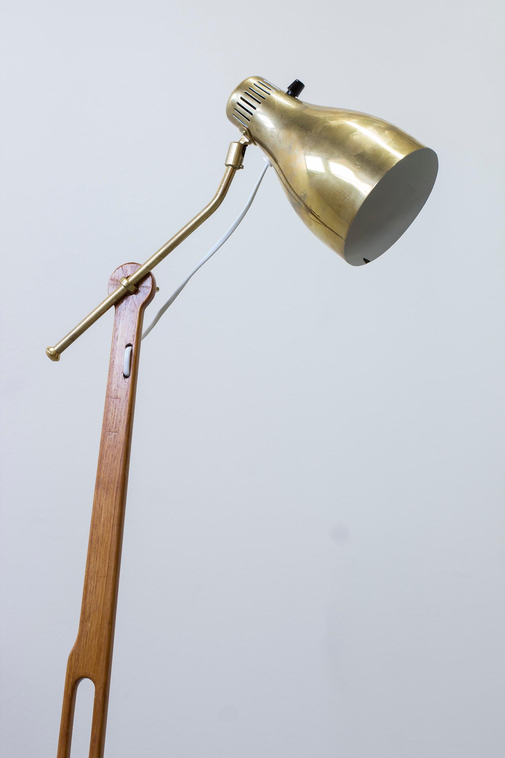 Teak and brass floor lamp model 544 by Hans Bergström, Ateljé Lyktan, Sweden In Good Condition In Hägersten, SE