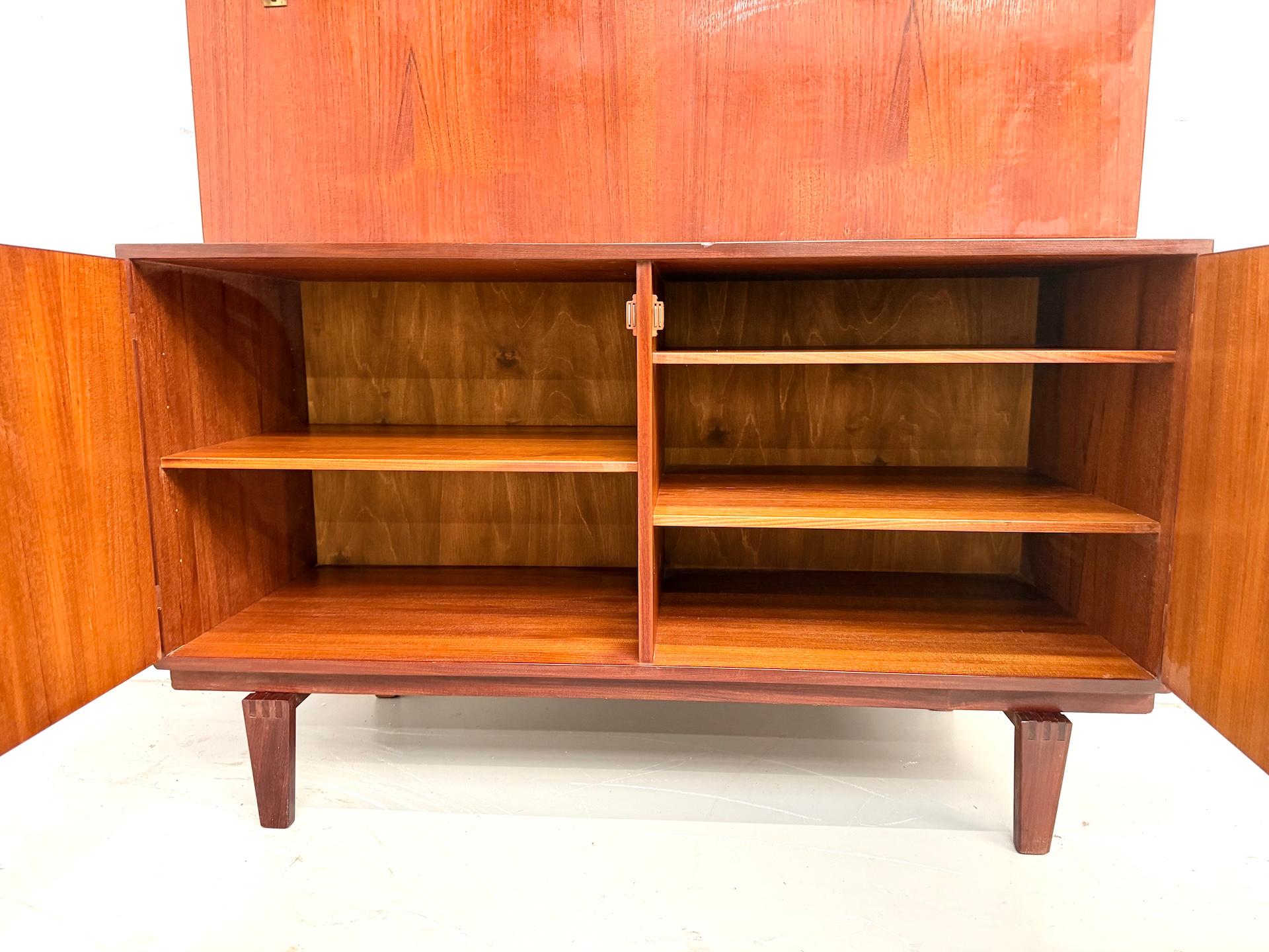 Buffet en teck et laiton avec bibliothèque, 1963, par Peter Løvig Nielsen en vente 7