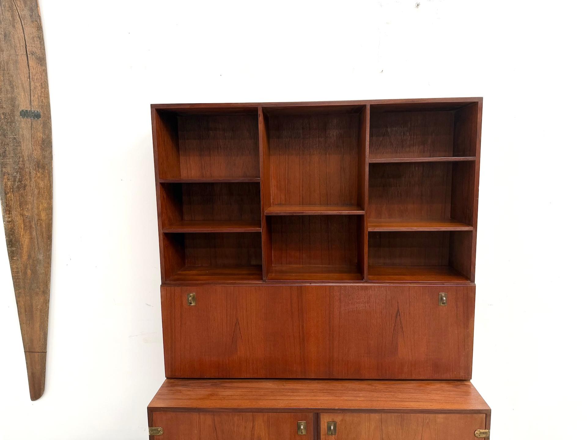Buffet en teck et laiton avec bibliothèque, 1963, par Peter Løvig Nielsen Bon état - En vente à LYON, FR