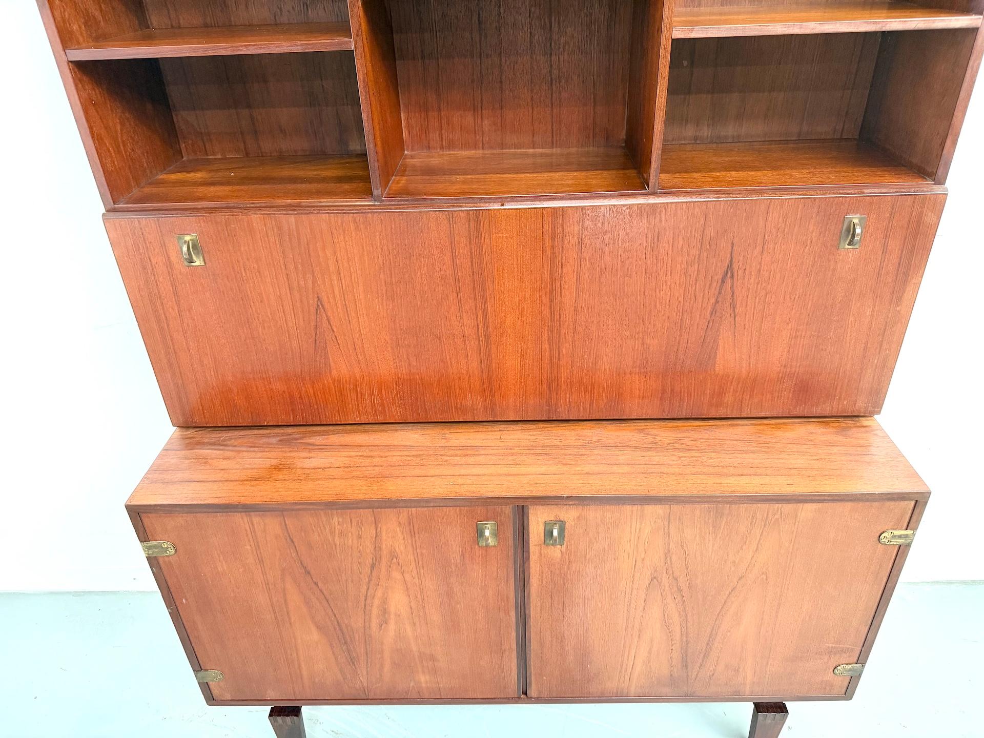Milieu du XXe siècle Buffet en teck et laiton avec bibliothèque, 1963, par Peter Løvig Nielsen en vente