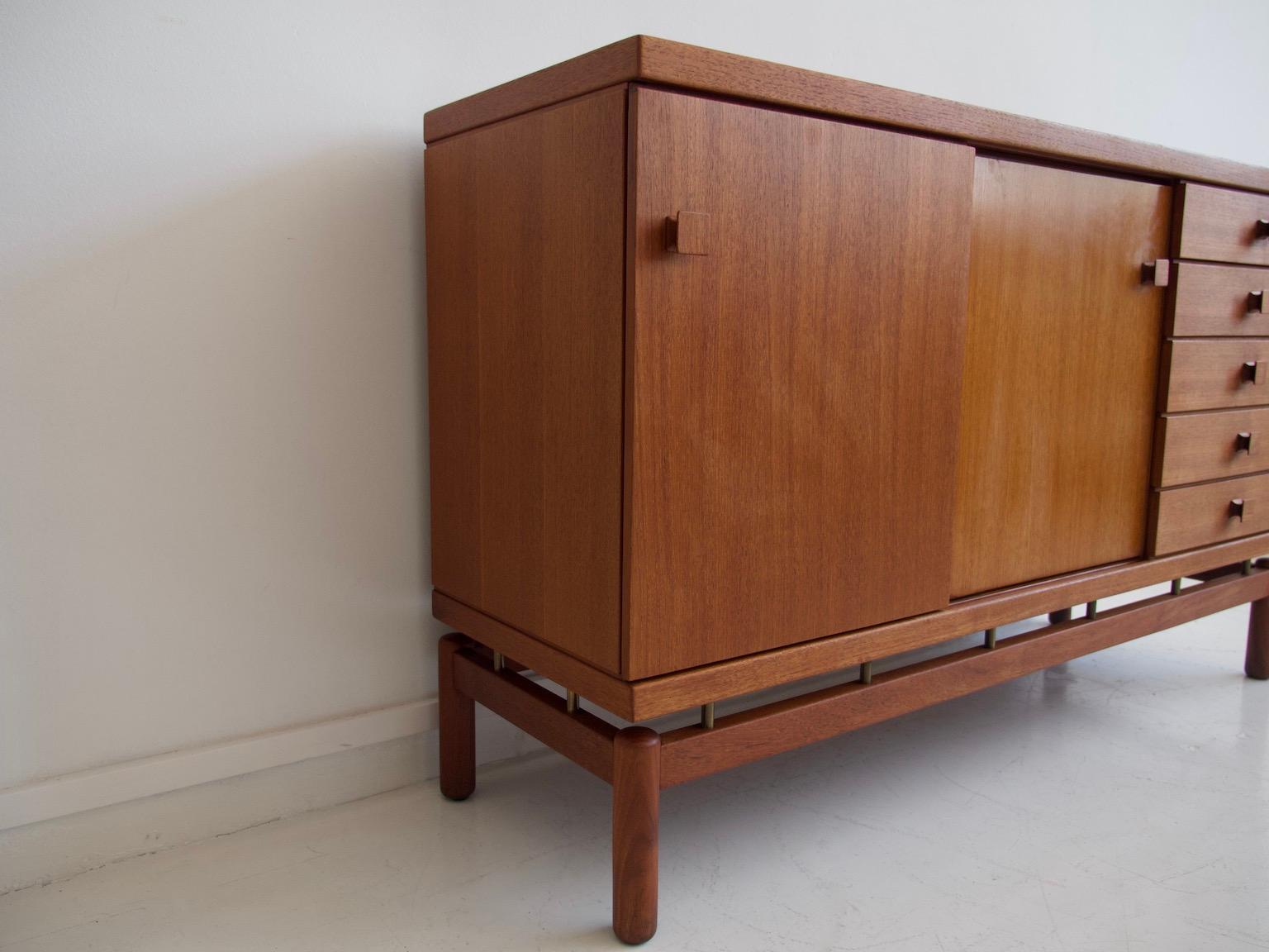 Credenza con cassetti in teak e ottone di La Permanente Mobili Cantù in vendita 3