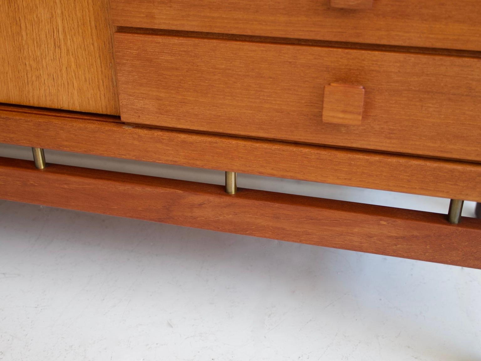 Credenza con cassetti in teak e ottone di La Permanente Mobili Cantù in vendita 6
