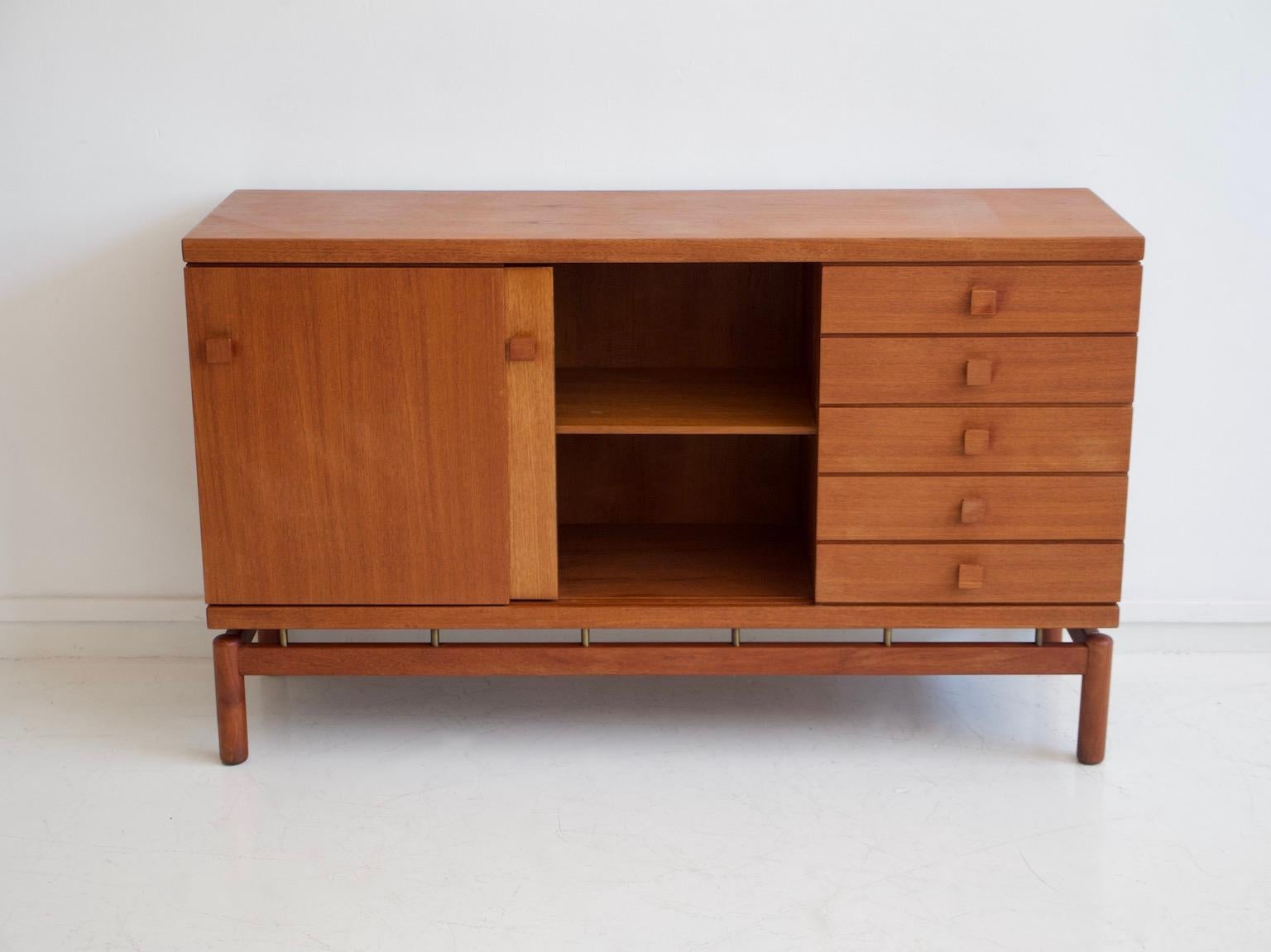 Italiano Credenza con cassetti in teak e ottone di La Permanente Mobili Cantù in vendita