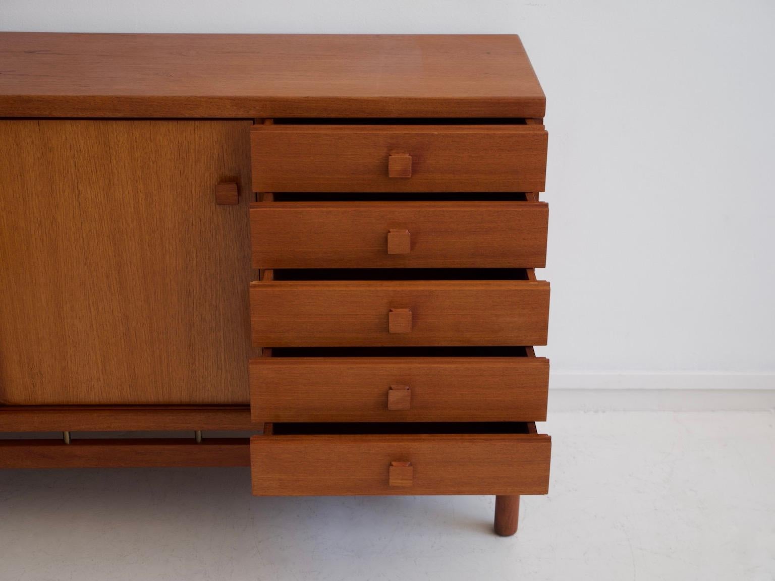 Credenza con cassetti in teak e ottone di La Permanente Mobili Cantù In condizioni buone in vendita a Madrid, ES