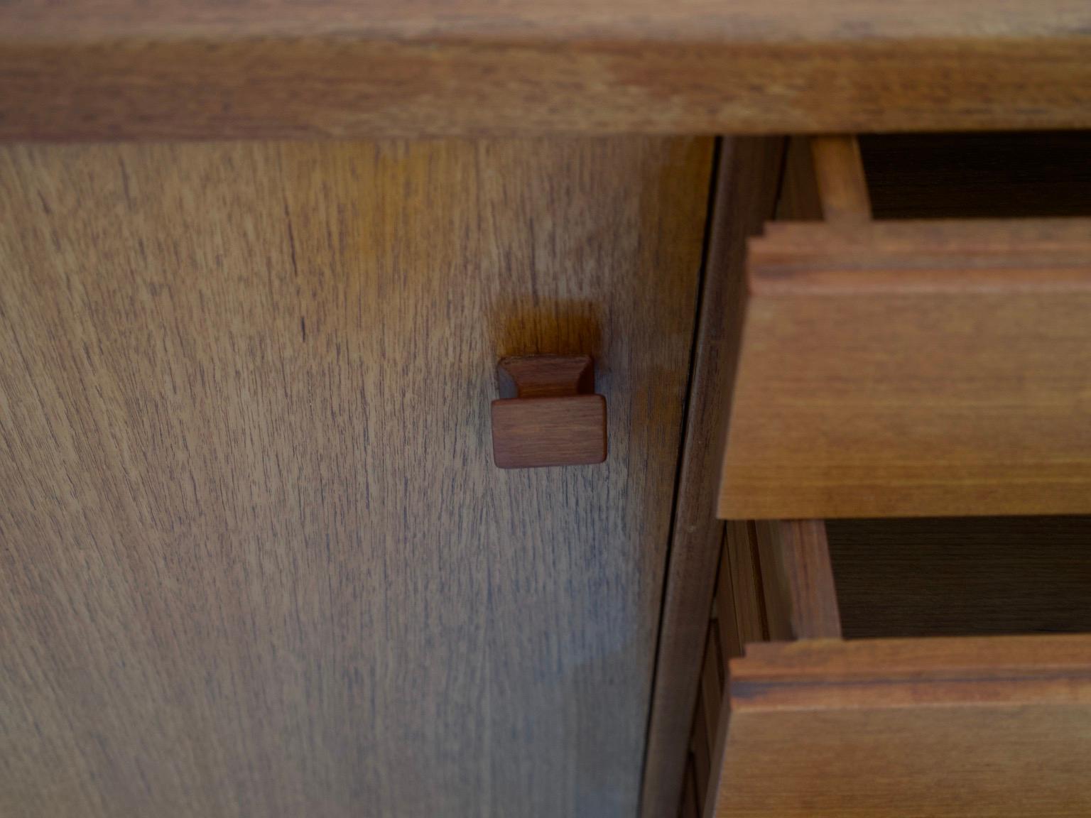 XX secolo Credenza con cassetti in teak e ottone di La Permanente Mobili Cantù in vendita