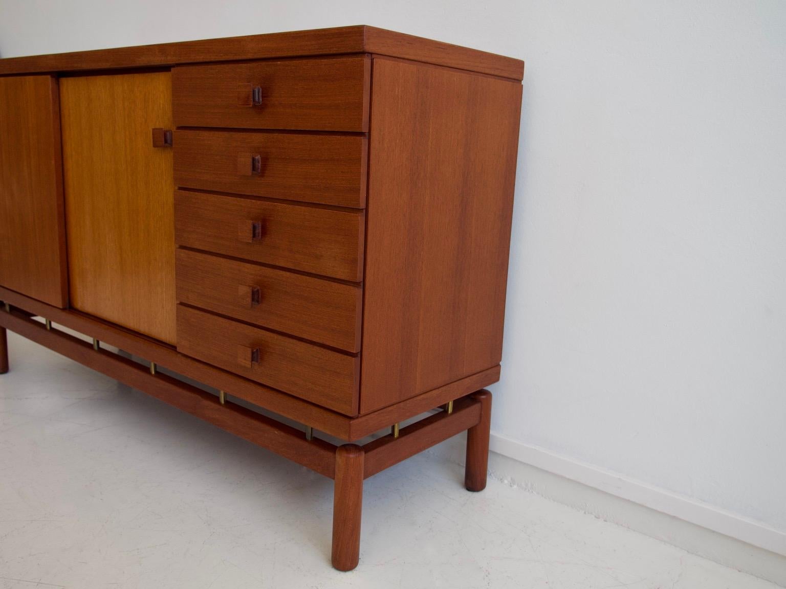 Credenza con cassetti in teak e ottone di La Permanente Mobili Cantù in vendita 2