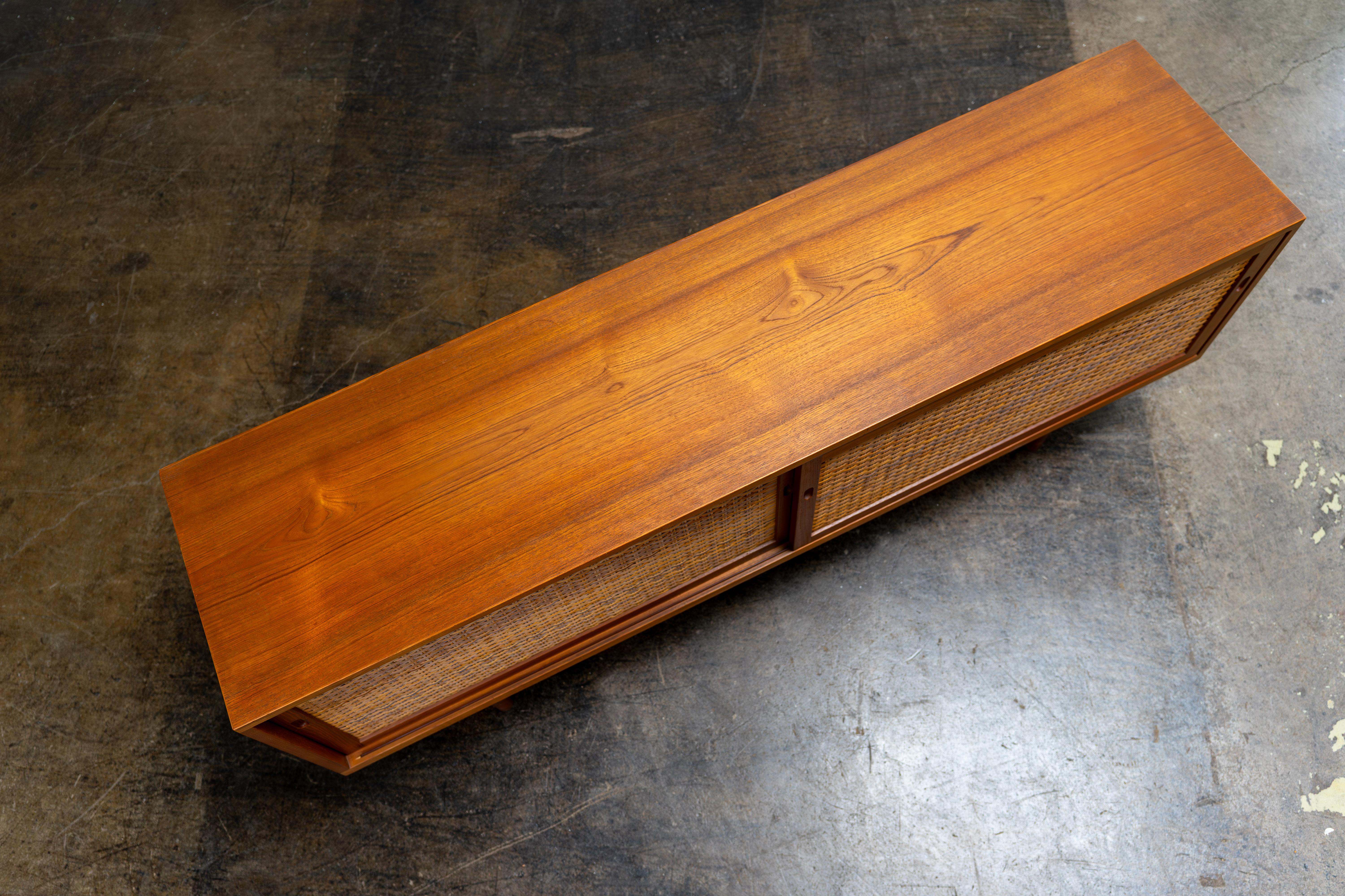 Credenza Ry 26 in teak e canna di Hans Wegner Ry Møbler, anni '60 in vendita 3
