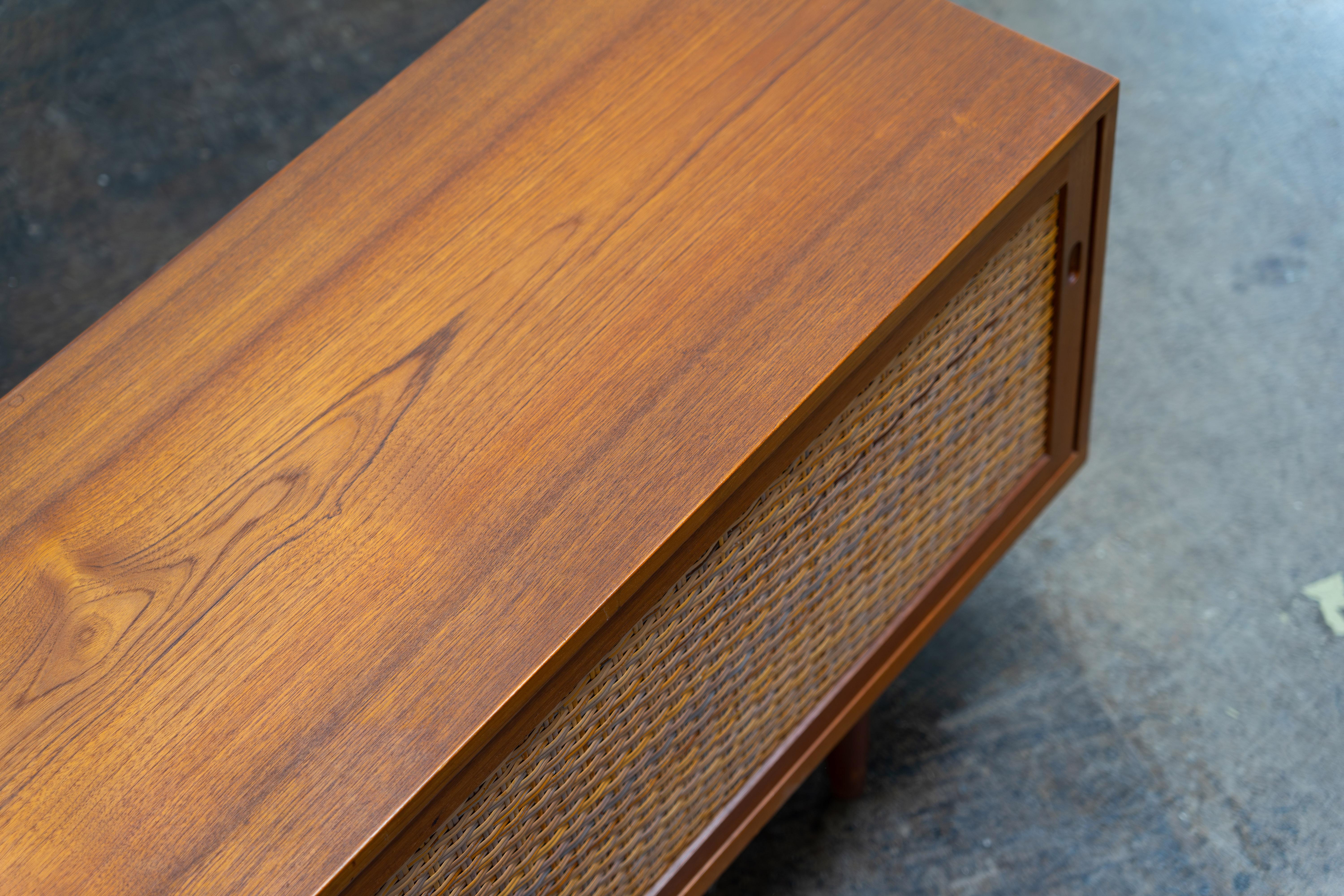 Credenza Ry 26 in teak e canna di Hans Wegner Ry Møbler, anni '60 in vendita 4