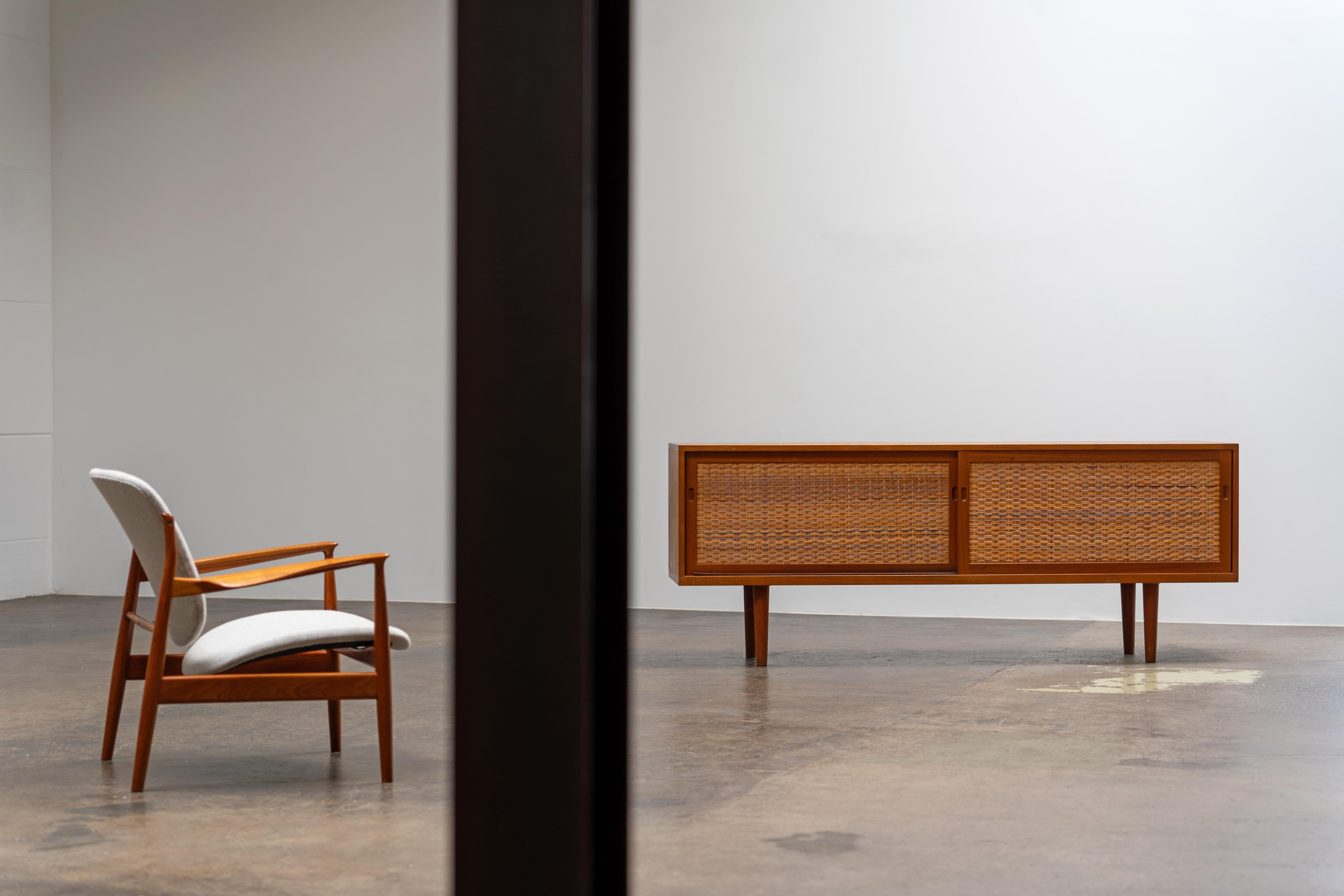 Credenza Ry 26 in teak e canna di Hans Wegner Ry Møbler, anni '60 in vendita 6