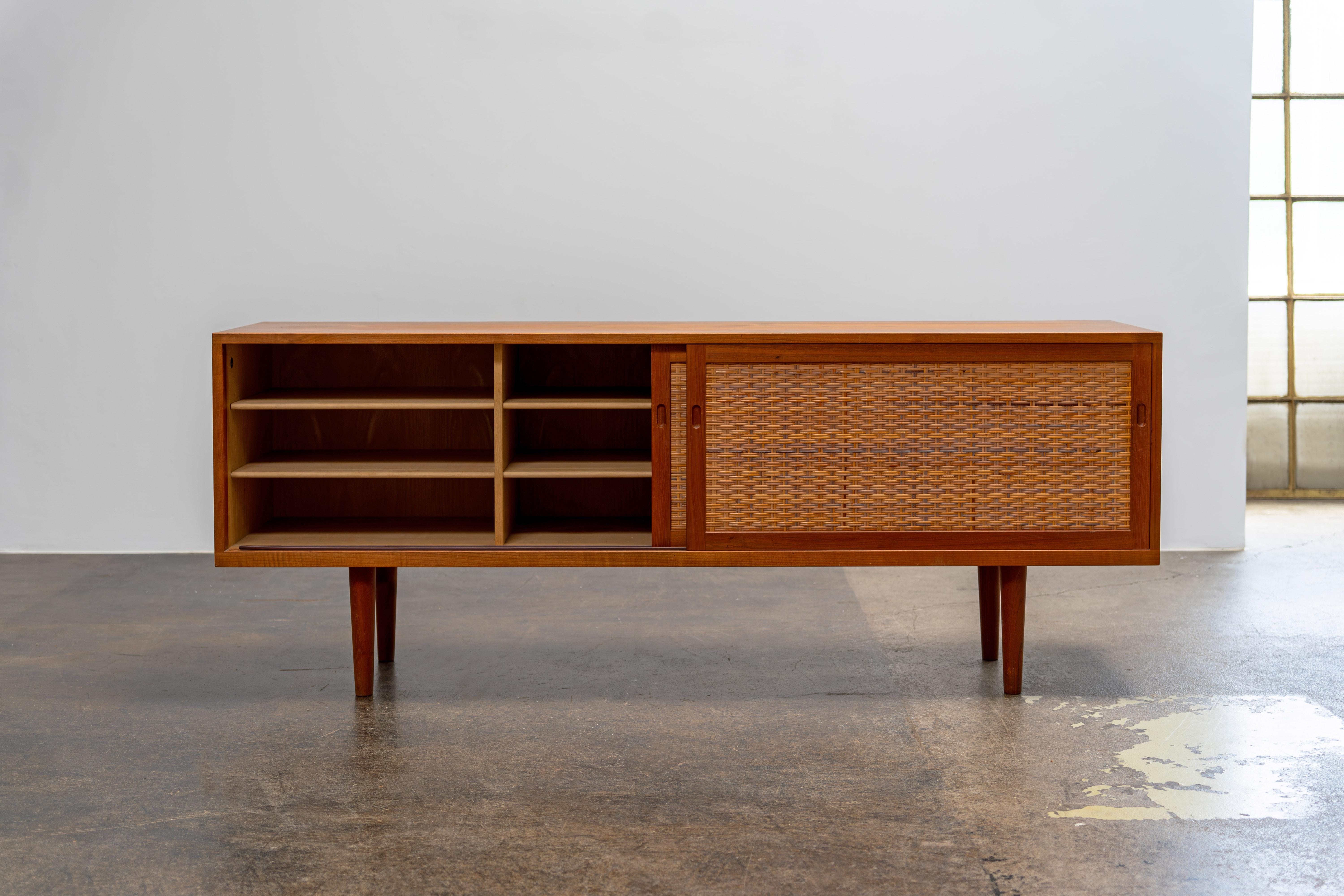 Credenza Ry 26 in teak e canna di Hans Wegner Ry Møbler, anni '60 in vendita 7