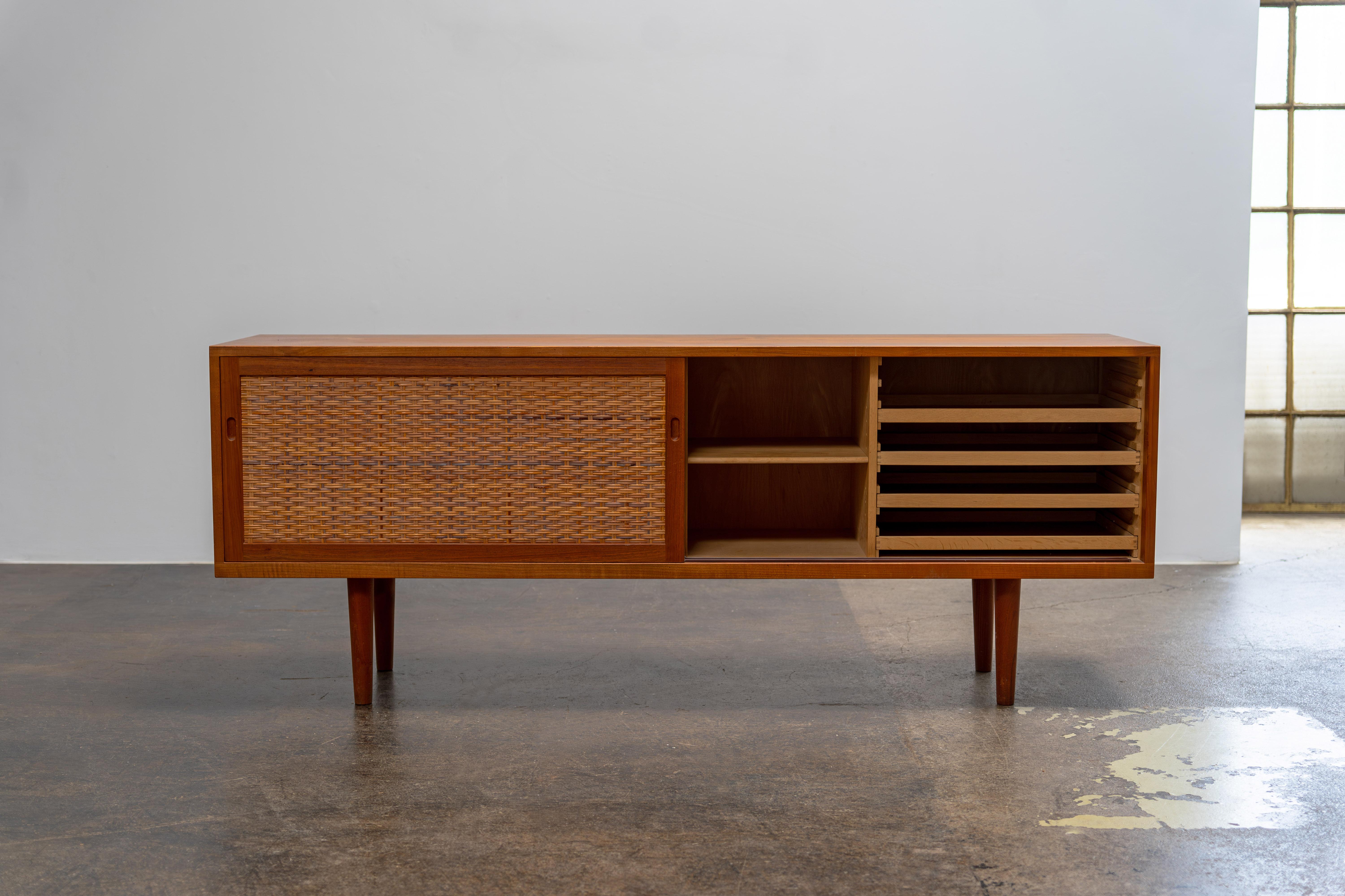 Credenza Ry 26 in teak e canna di Hans Wegner Ry Møbler, anni '60 in vendita 8