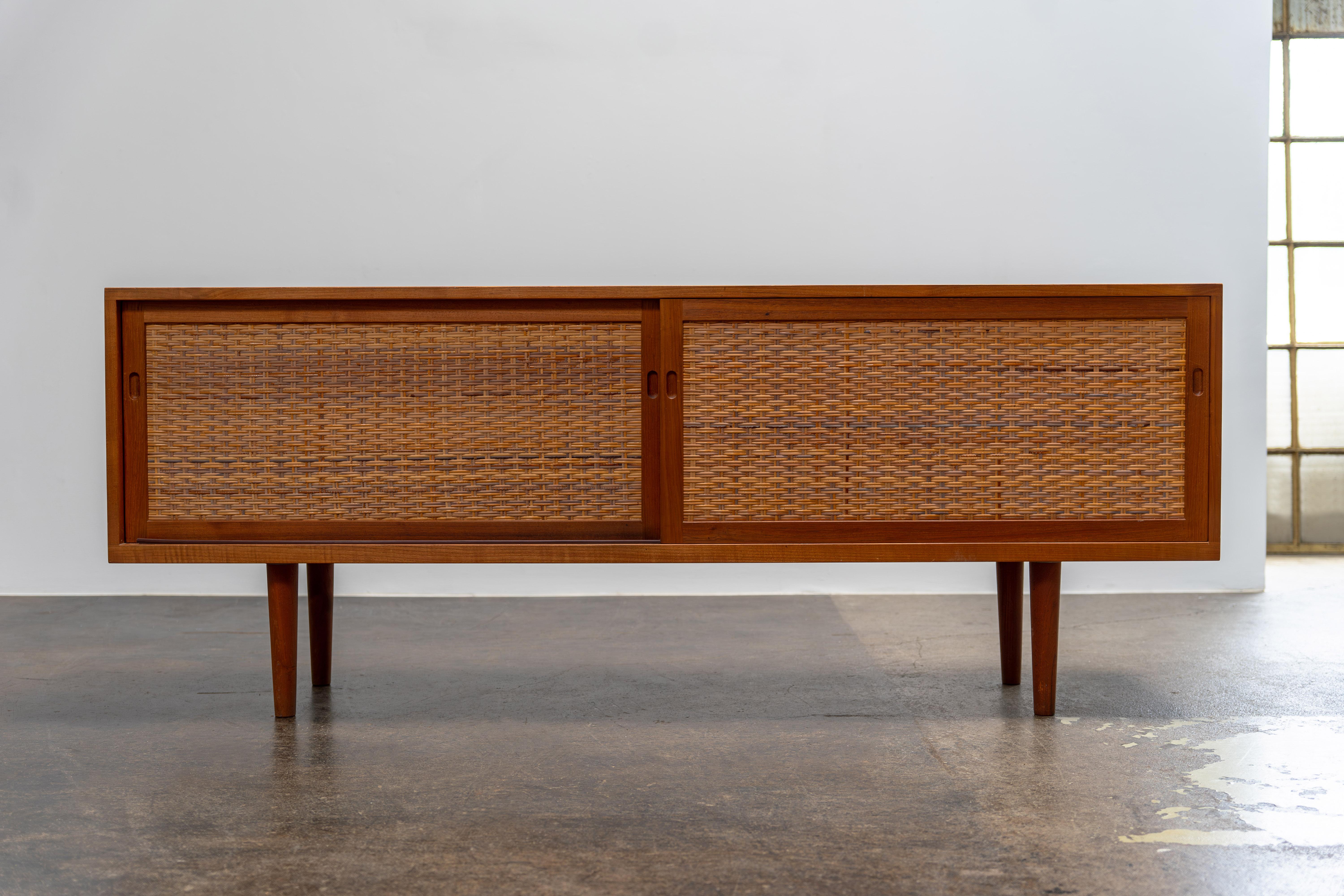 Scandinavo moderno Credenza Ry 26 in teak e canna di Hans Wegner Ry Møbler, anni '60 in vendita