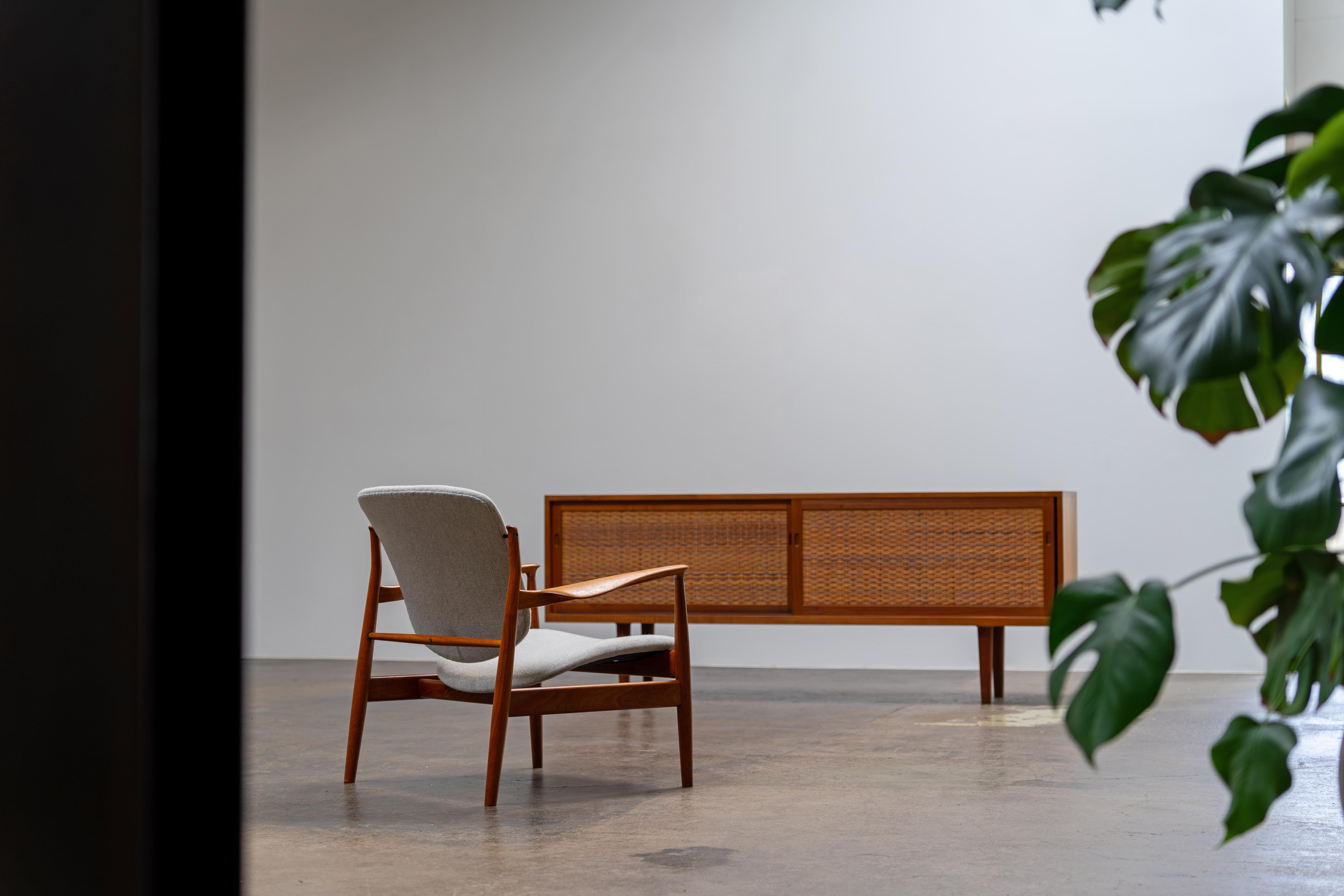 Credenza Ry 26 in teak e canna di Hans Wegner Ry Møbler, anni '60 In condizioni buone in vendita a Rosendahl, DE