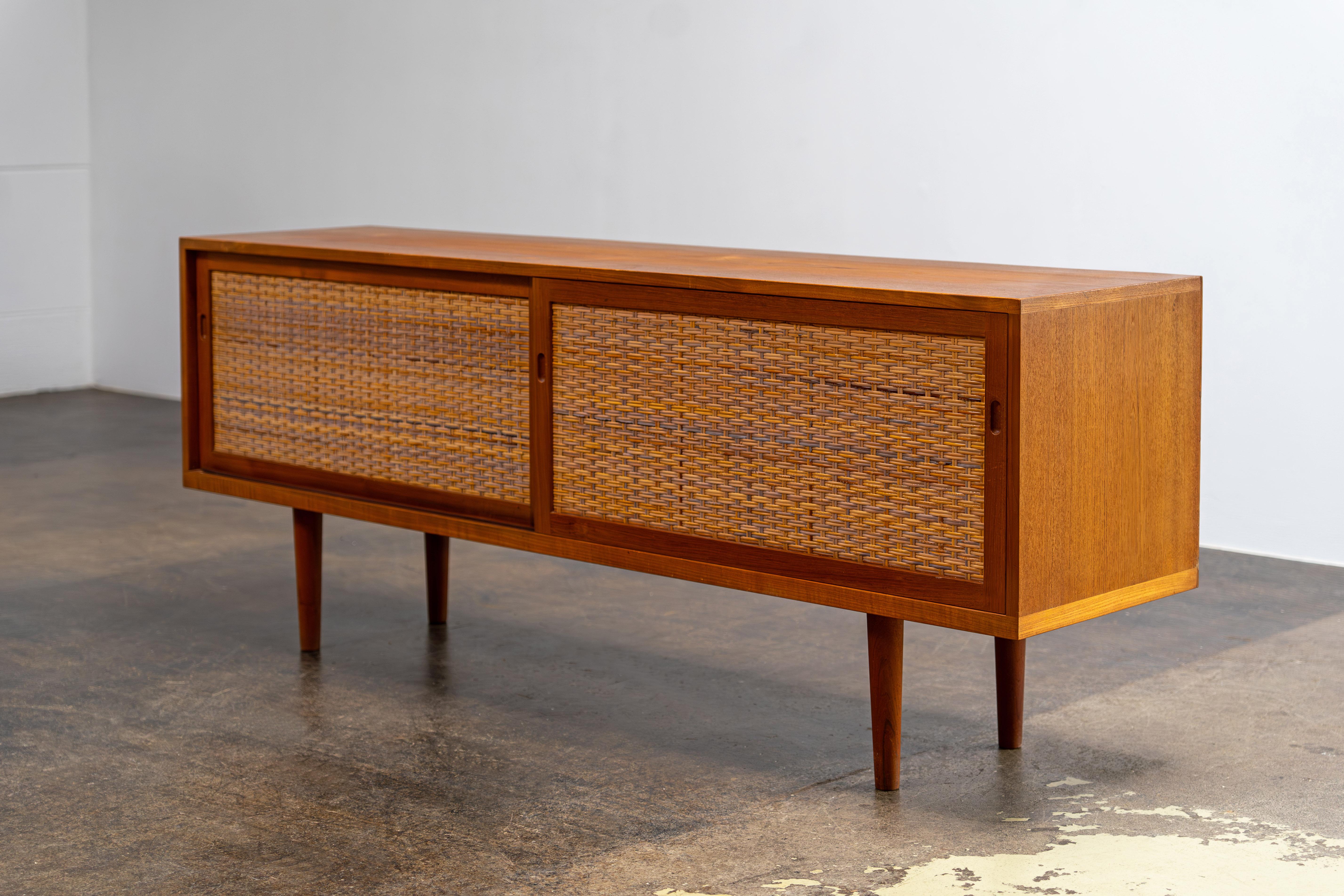 XX secolo Credenza Ry 26 in teak e canna di Hans Wegner Ry Møbler, anni '60 in vendita