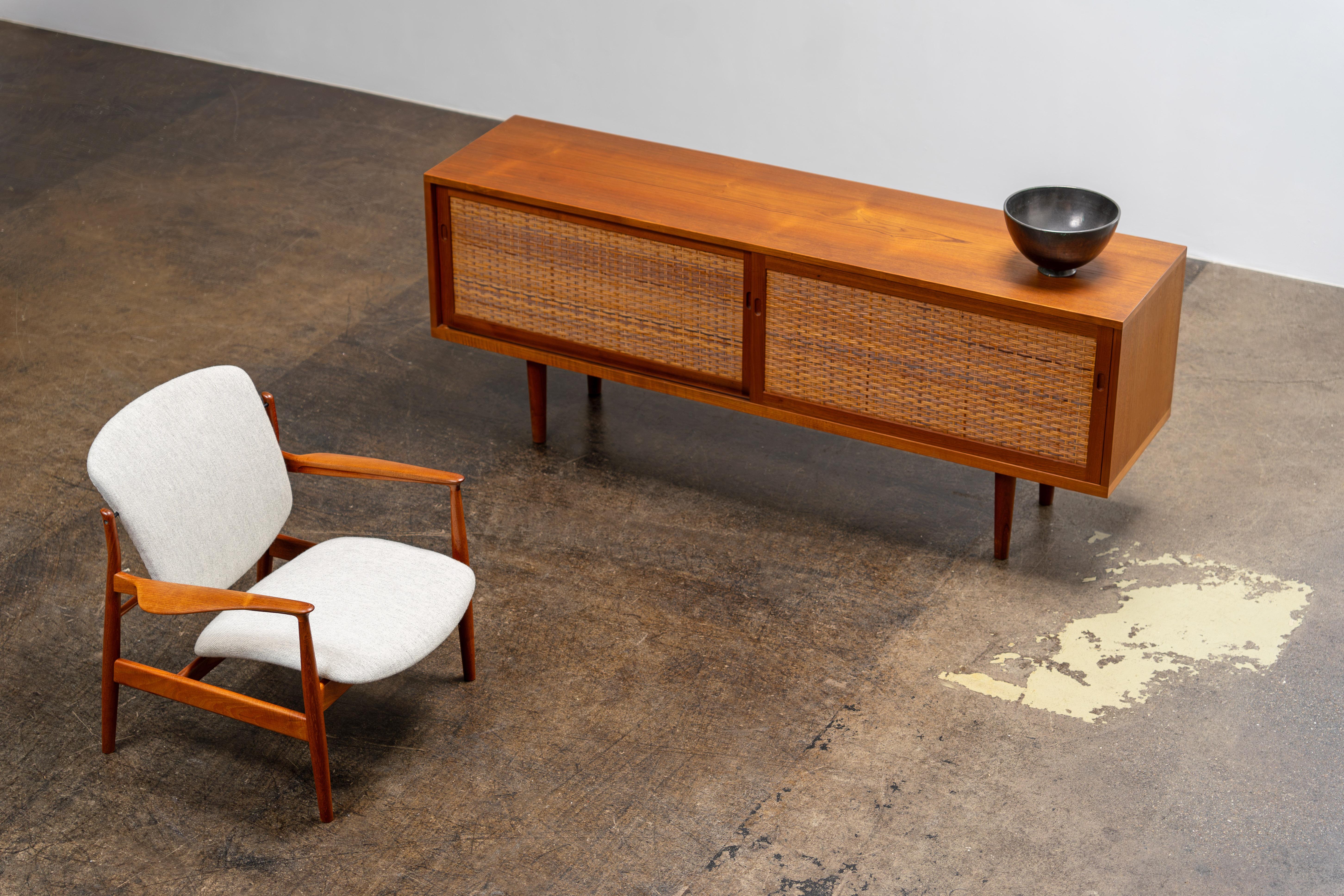 Credenza Ry 26 in teak e canna di Hans Wegner Ry Møbler, anni '60 in vendita 1