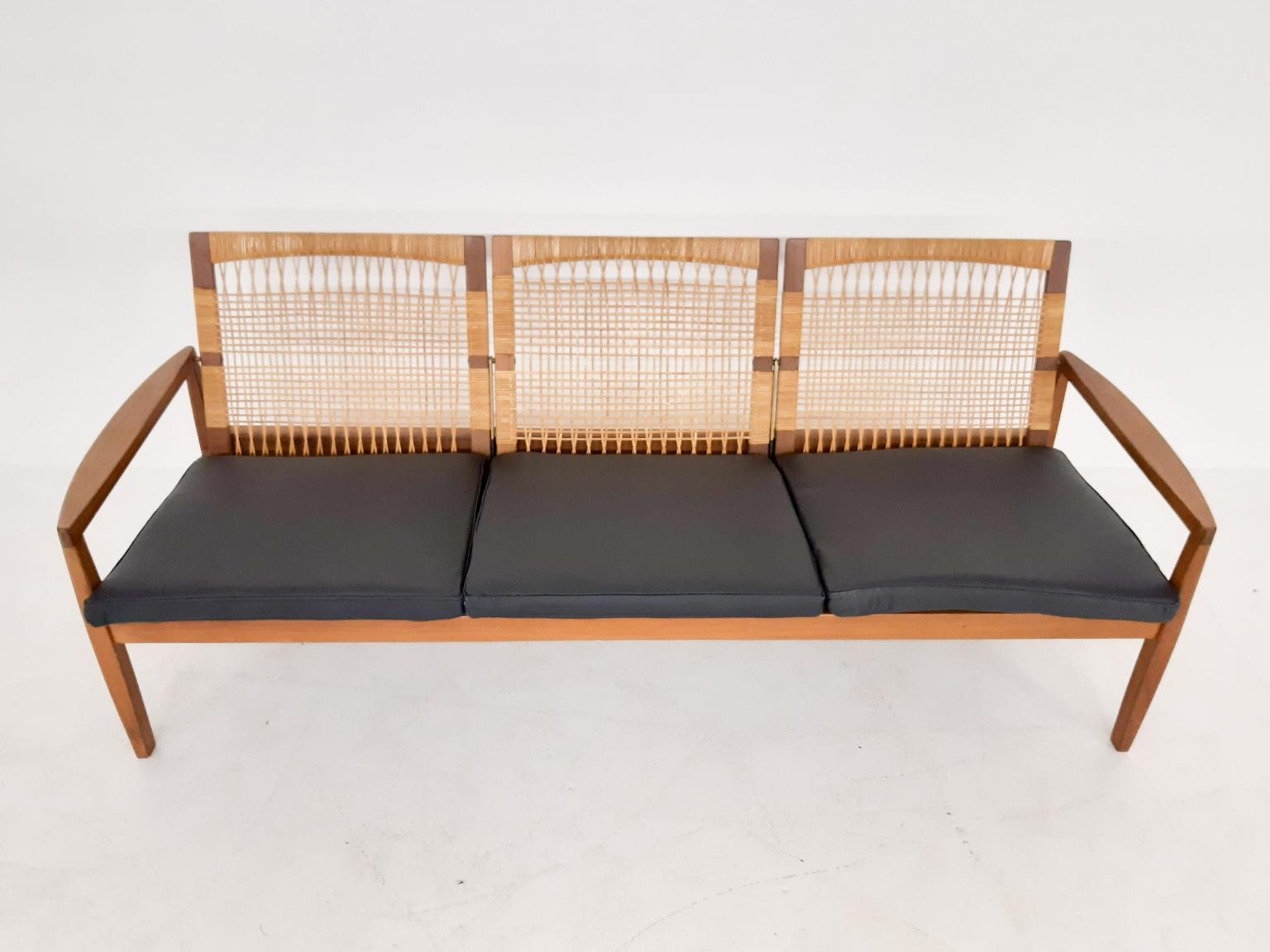 Sofa aus Teakholz und Schilfrohr von Hans Olsen für Juul Kristensen, Dänemark, 1950er Jahre im Zustand „Gut“ in Amsterdam, NL