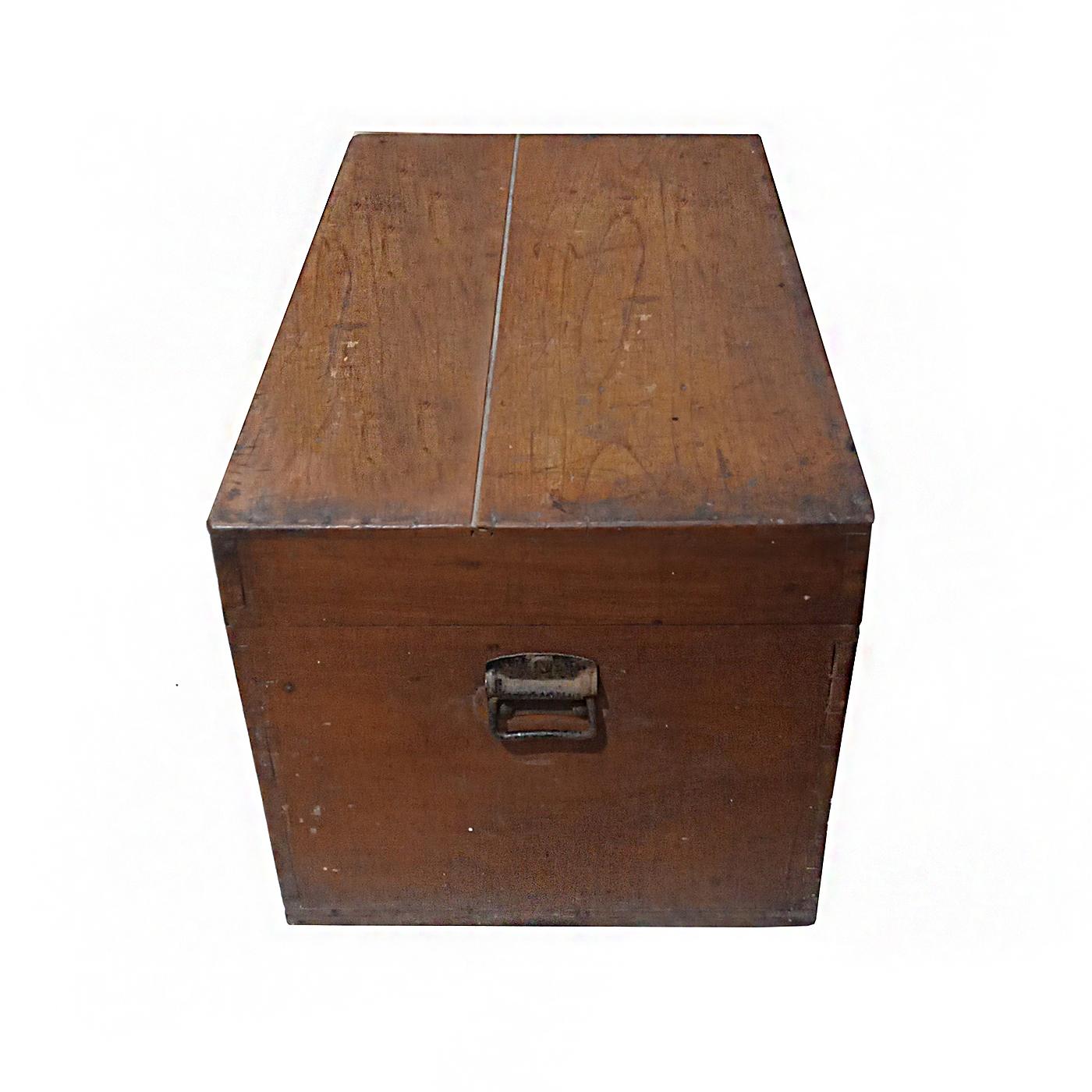 Wood Trunk from Borneo, Early 20th Century For Sale 1