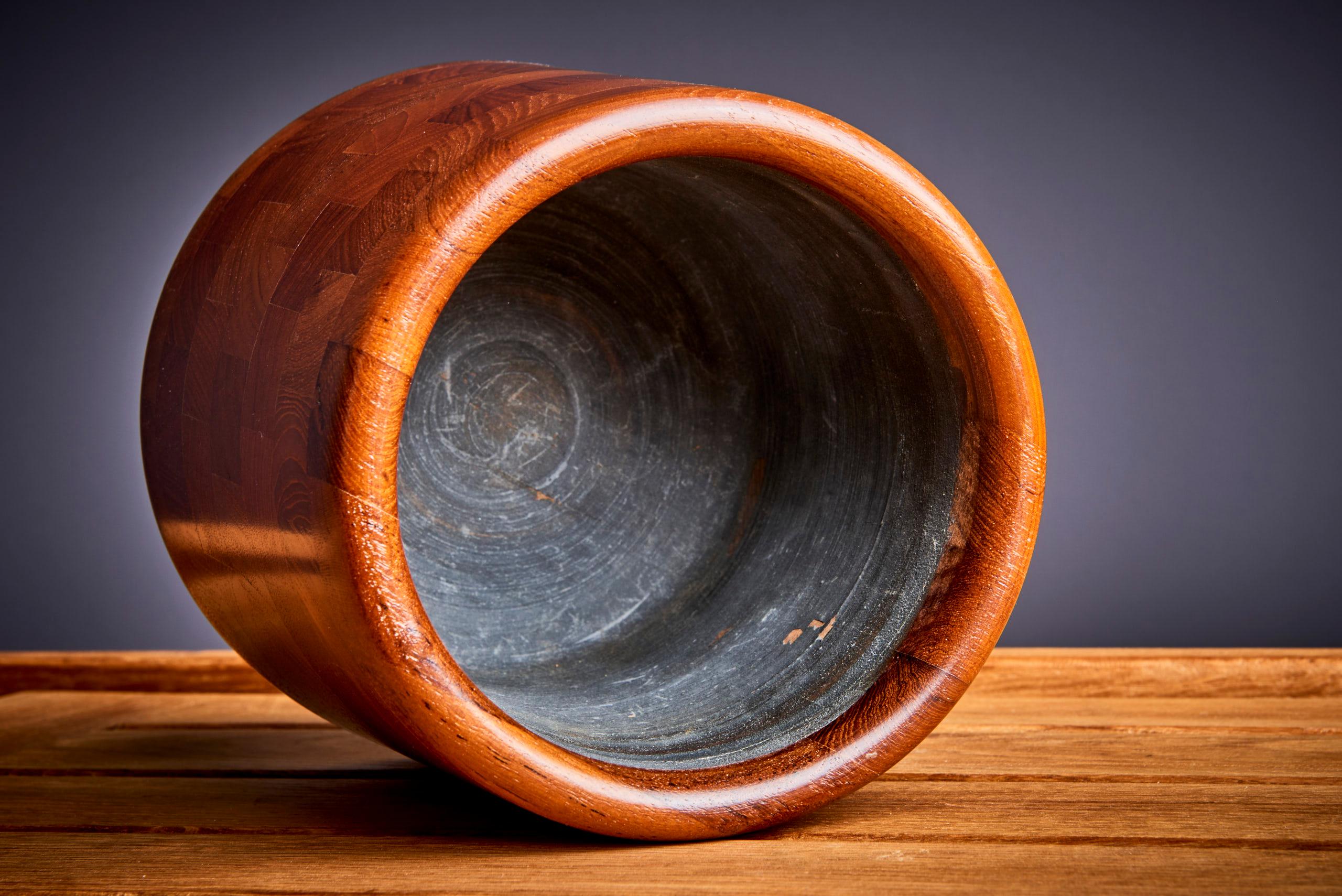 Teak and Cork Ice Bucket in excellent condition For Sale 1