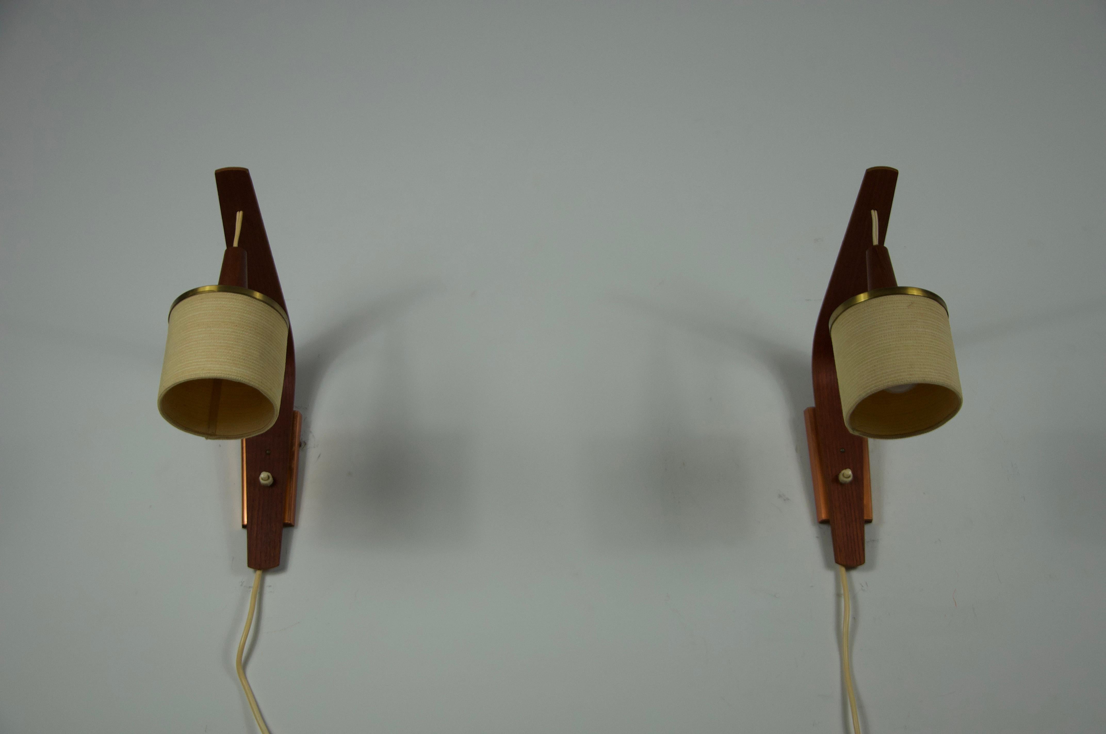 Lampade da parete in teak e con paralume in tessuto, anni '60, Germania In condizioni buone in vendita a Hagenbach, DE