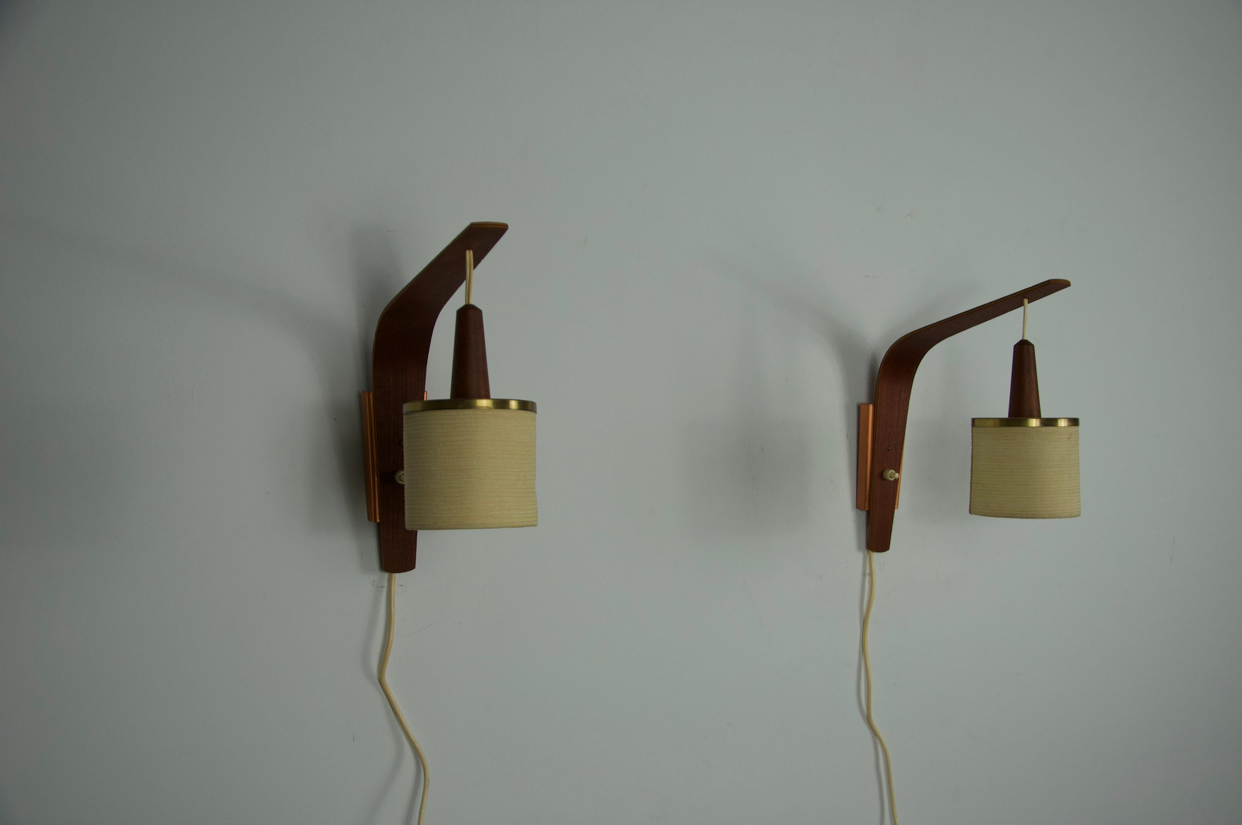 Metà XX secolo Lampade da parete in teak e con paralume in tessuto, anni '60, Germania in vendita