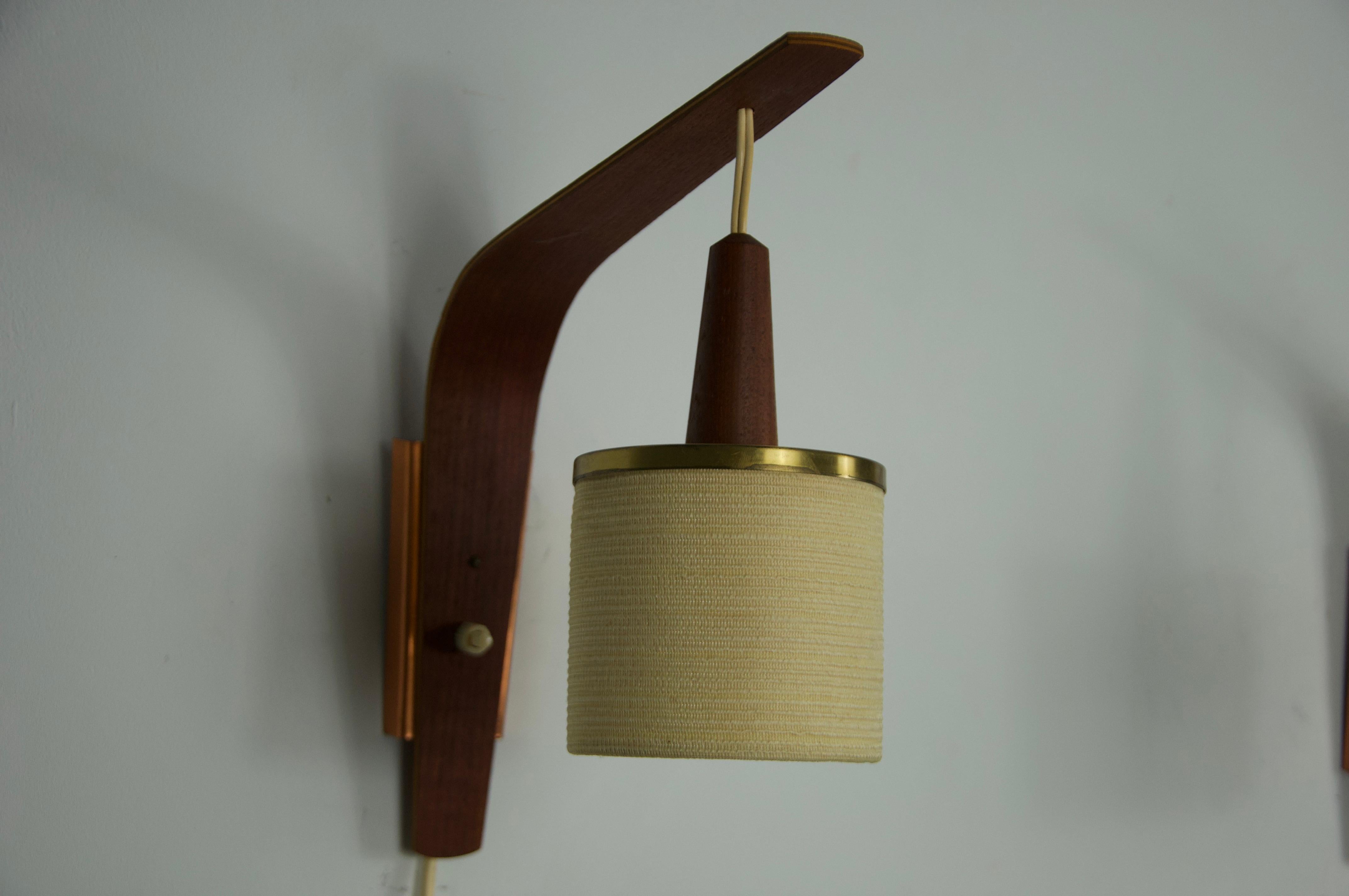 Lampade da parete in teak e con paralume in tessuto, anni '60, Germania in vendita 1