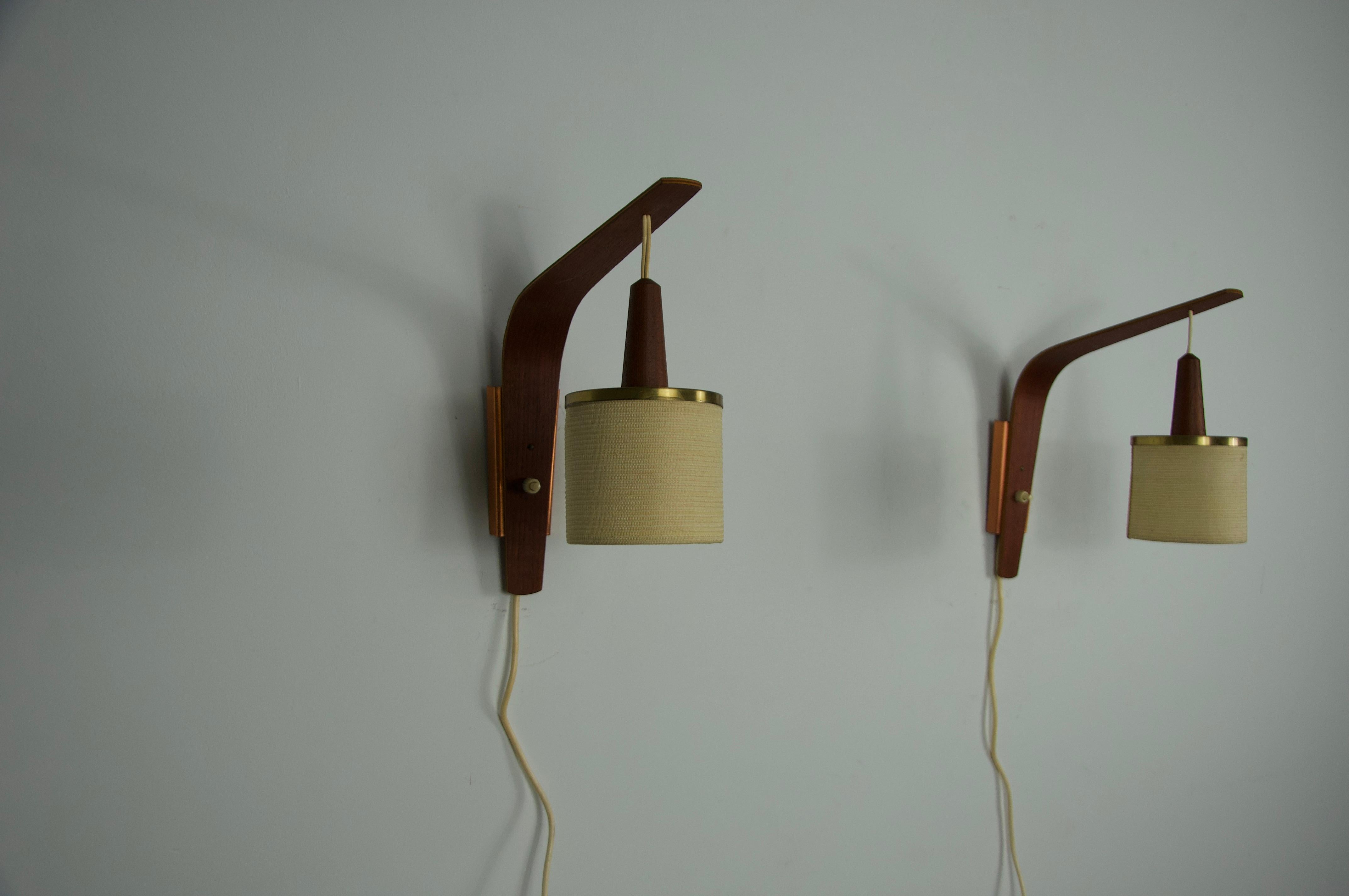 Lampade da parete in teak e con paralume in tessuto, anni '60, Germania in vendita 2