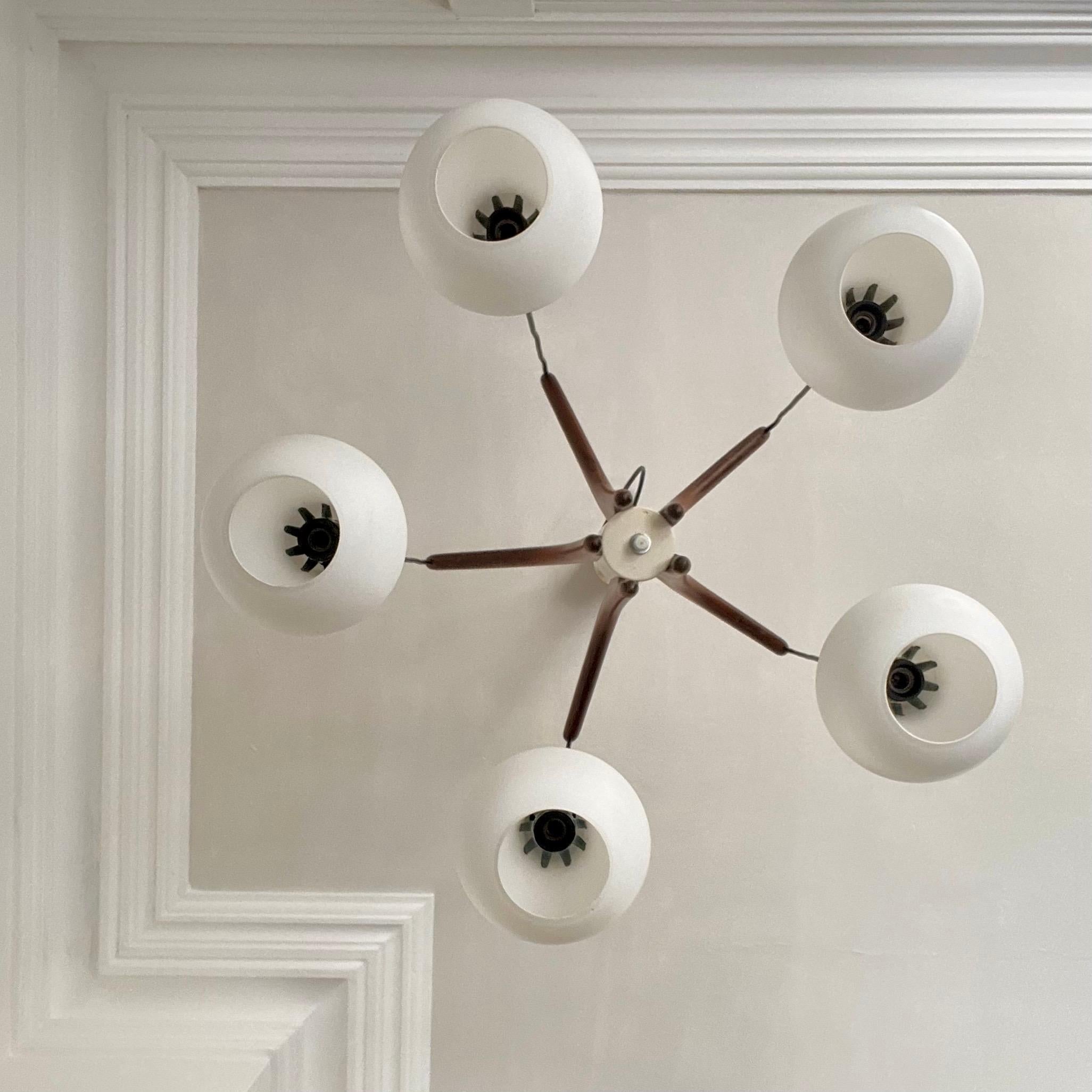 Scandinavo moderno Lampadario in teak e vetro a cinque bracci, metà del XX secolo, Svezia in vendita