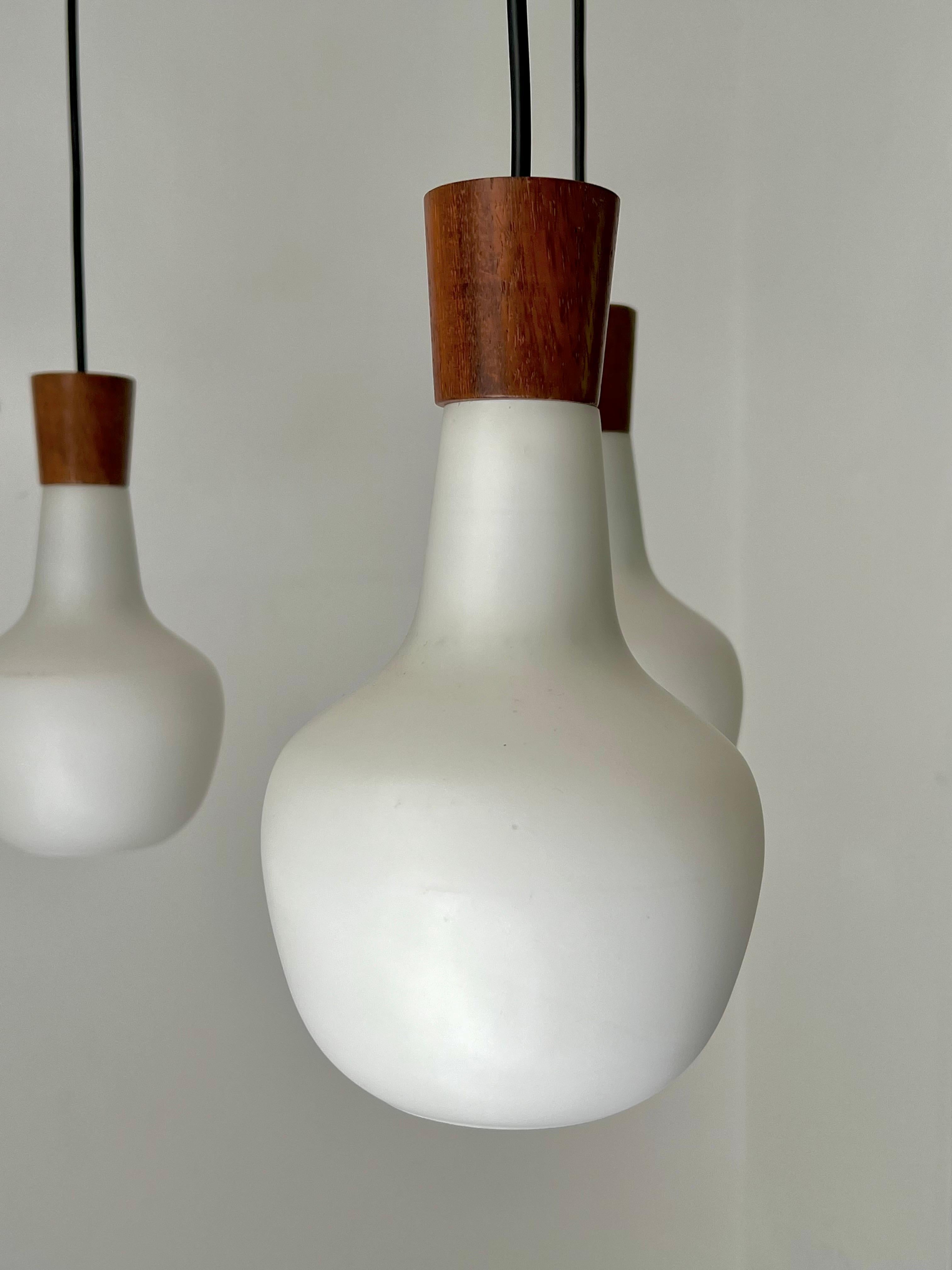 Svedese Lampadario in teak e vetro a cinque bracci, metà del XX secolo, Svezia in vendita