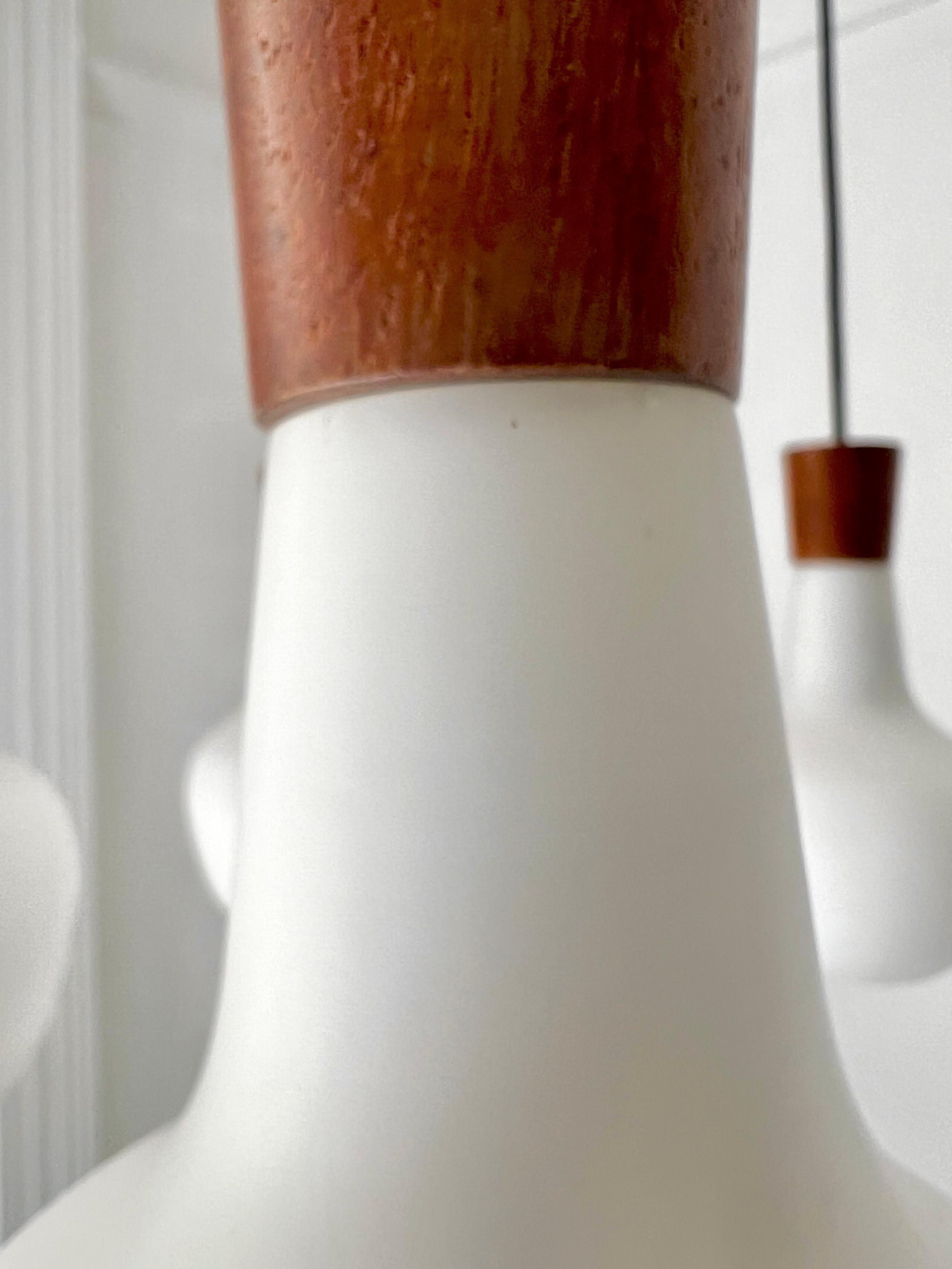 Lampadario in teak e vetro a cinque bracci, metà del XX secolo, Svezia In condizioni buone in vendita a London, GB
