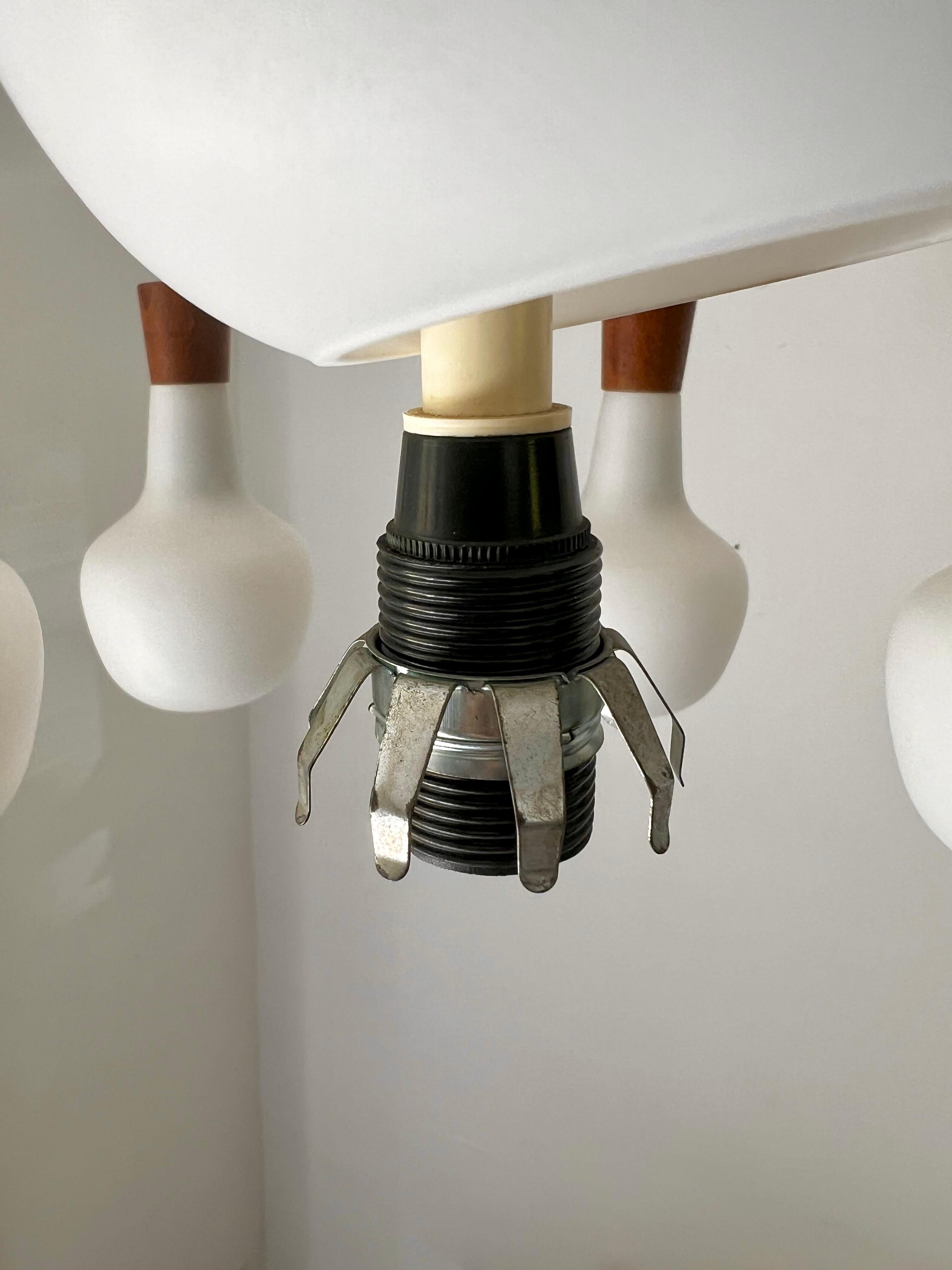 Vetro Lampadario in teak e vetro a cinque bracci, metà del XX secolo, Svezia in vendita