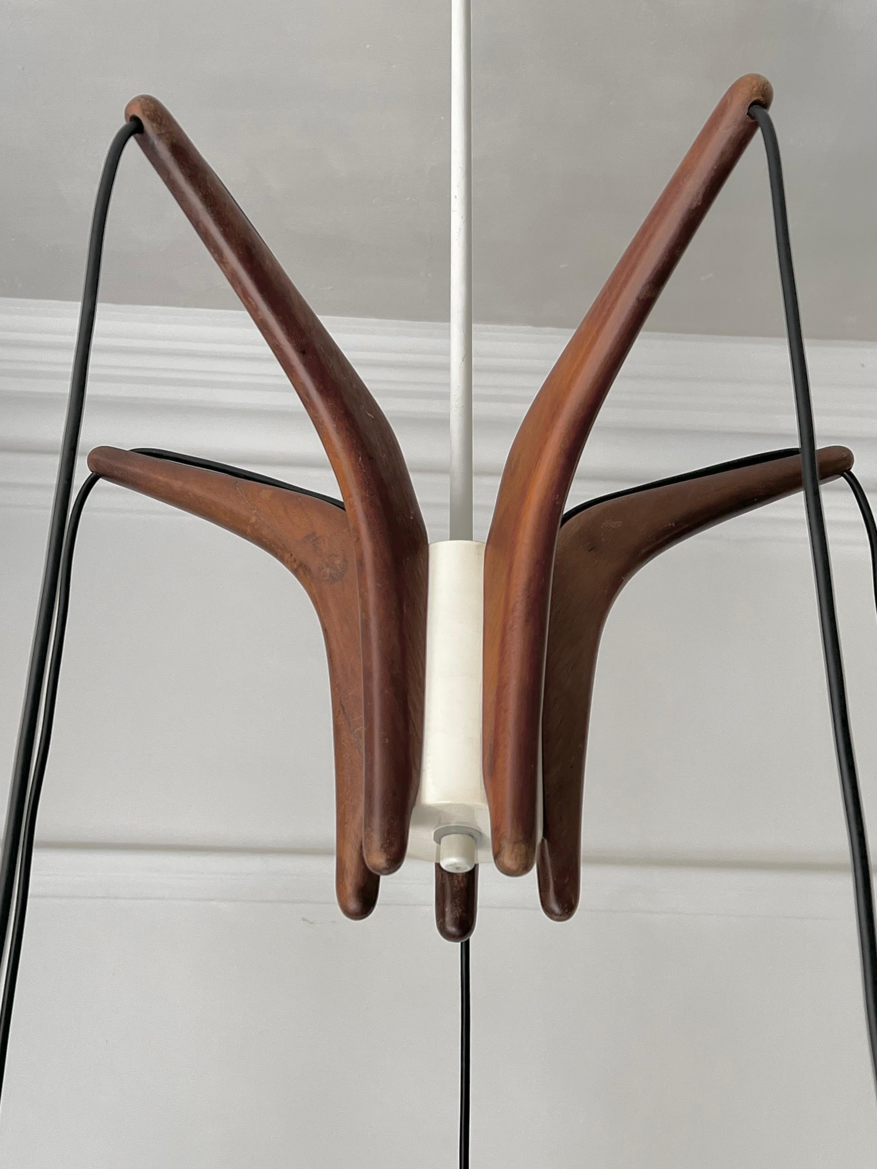 Lampadario in teak e vetro a cinque bracci, metà del XX secolo, Svezia in vendita 1